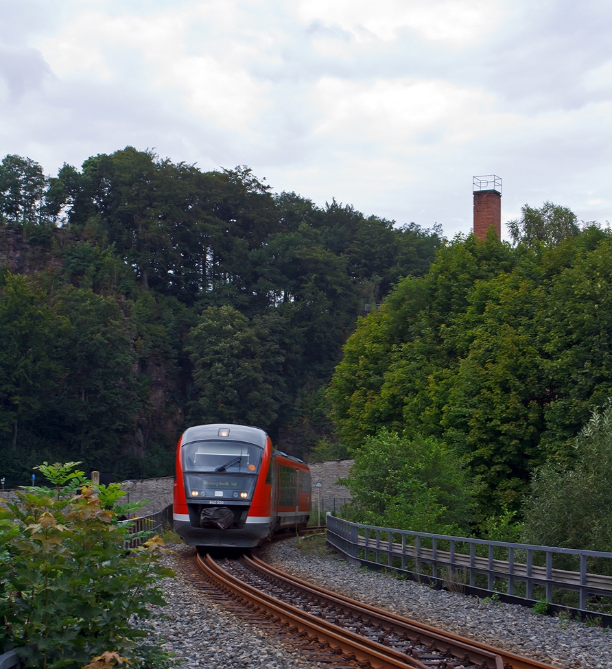 
Der Dieseltriebwagen 642 656 / 056 ein Siemens Desiro Classic der Erzgebigsbahn (DB Regio) erreicht gleich (am 26.08.2013) den Bahnhof Wolkenstein, hier gab es früher einen Anschluss an die Preßnitztalbahn(750 mm Schmalspurbahn Wolkenstein - Jöhstadt). 

Er fährt als RB 80 die Verbindung Chemnitz Hbf - Annaberg-Buchholz Süd.
