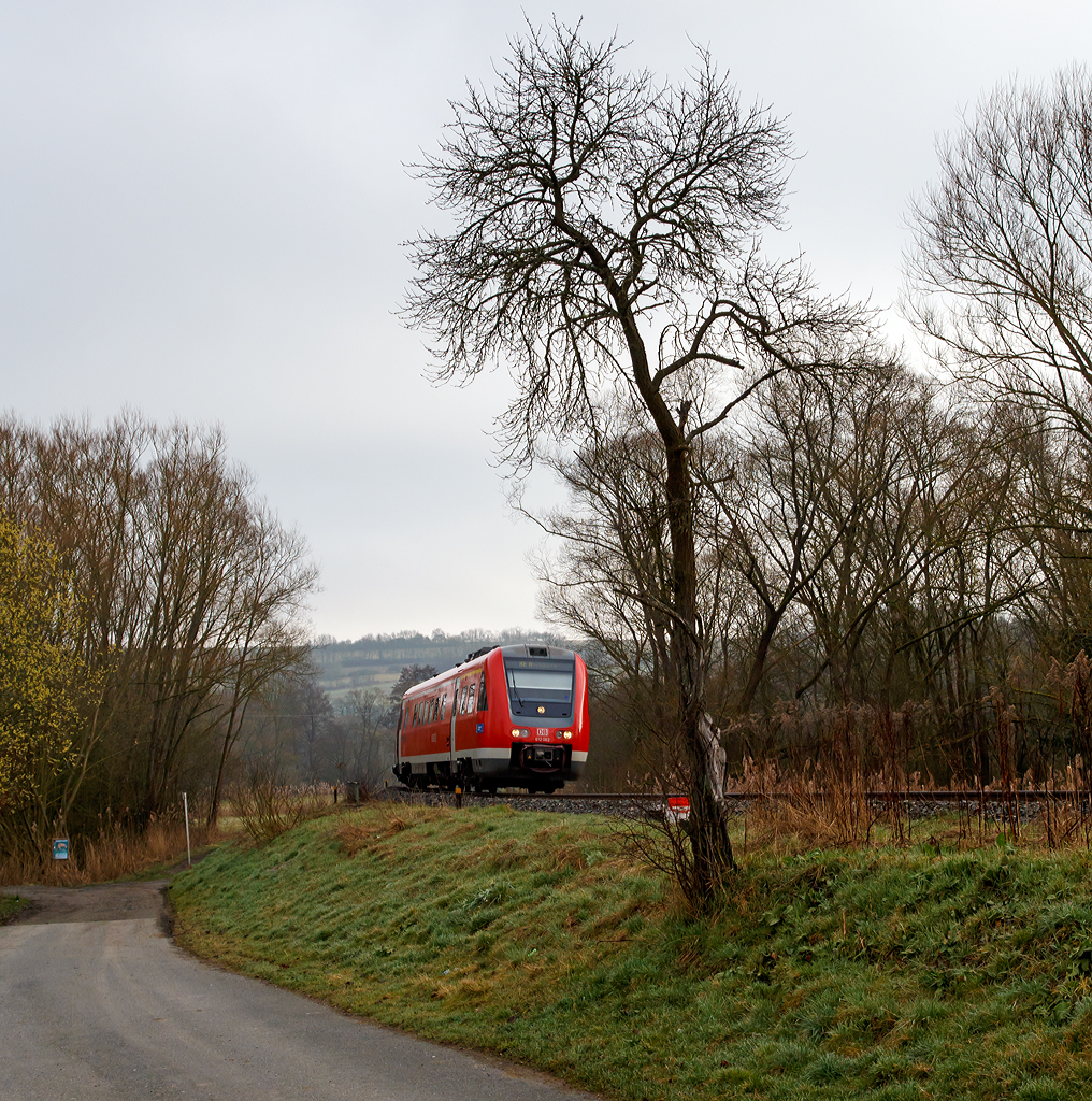 Der Dieseltriebwagen mit Neigetechnik 612 062 / 612 562 (95 80 0612 062-9 D-DB / 95 80 0612 562-8 D-DB) ein Bombardier   RegioSwinger  der DB Regio Bayern erreicht am 28.03.2015, als RE von Lichtenfels nach Nrnberg, bald den Bahnhof Trebgast.