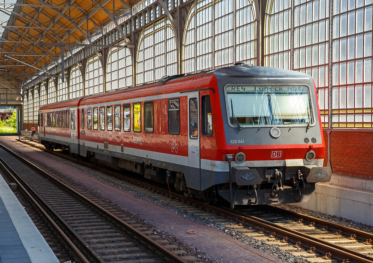 
Der Dieseltriebzug 628 641 / 928 641 (95 80 0628 641-2 D-DB / 95 80 0928 641-9 D-DB) steht am 12.06.2015 im Hauptbahnhof Lübeck.  

Der VT wurde 1995 von LHB (Linke-Hofmann-Busch GmbH) in Salzgitter-Watenstedt unter den Fabriknummern VT628-177-1 bzw. VS628-177-2 gebaut. Seit 2017 ist der Triebzug als Ersatzteilspender im Stillstandsmanagment Karsdorf (Sachsen-Anhalt) abgestellt.