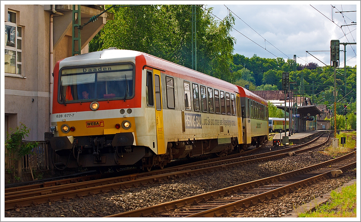 Der Dieseltriebzug 628 677-7 / 928 677-4 Daadetalbahn der Westerwaldbahn (WEBA) fährt am 30.05.2013 vom Bahnhof Betzdorf (Sieg) in Richtung Daaden los.
Er befährt die 10 km lange KBS 463 (Daadetalbahn) als RB 97 (Daadetalbahn) von Betzdorf/Sieg nach Daaden.