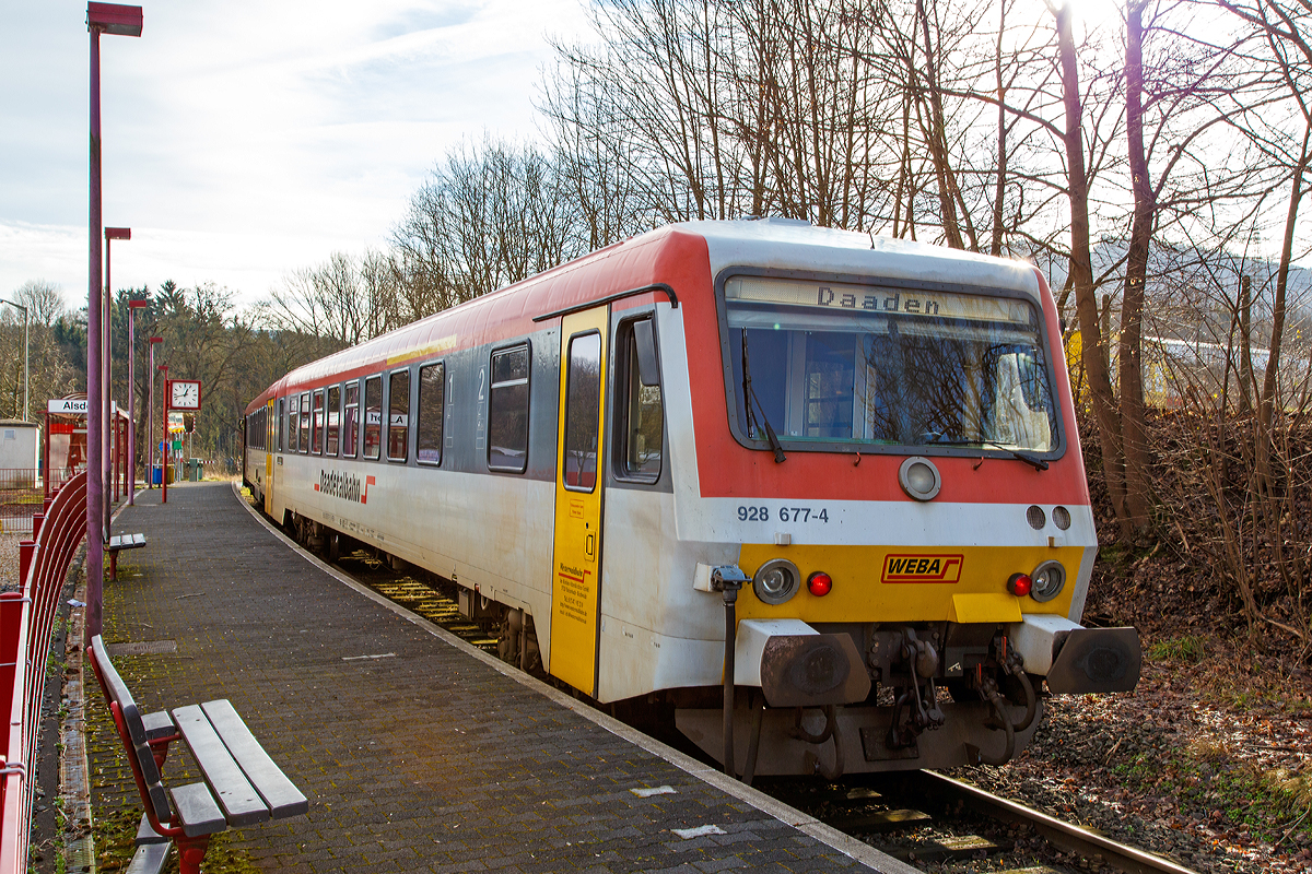 
Der Dieseltriebzug 628 677-7 / 928 677-4 der Westerwaldbahn (WEBA) am 18.01.2015 beim Halt im Haltepunkt Alsdorf. Er befährt die 10 km lange Daadetalbahn (KBS 463) als RB 97  Daadetalbahn  von Betzdorf/Sieg nach Daaden.  