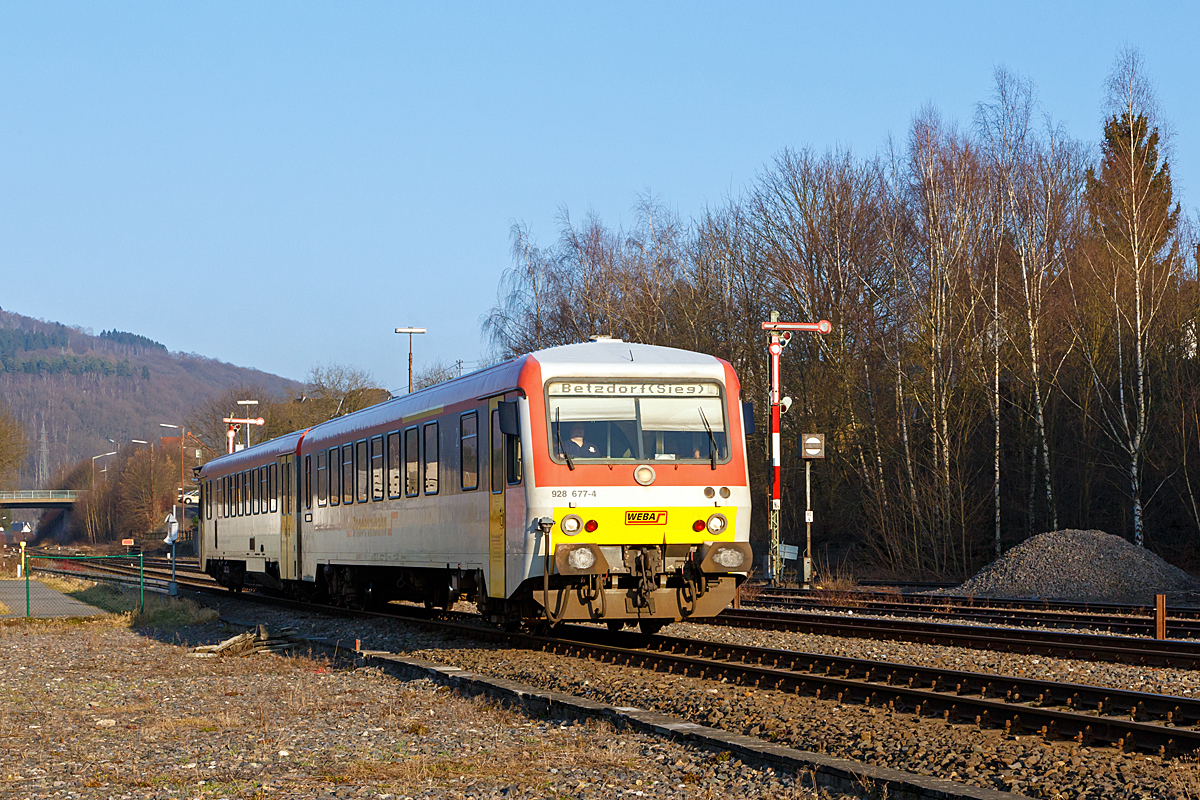 
Der Dieseltriebzug 928 677-4 / 628 677-7 der Westerwaldbahn (WEBA) fährt am 12.02.2015, als RB 96  Hellertalbahn  die Verbindung Neunkirchen-Herdorf-Betzdorf/Sieg, hier kurz vor dem Bahnhof Herdorf.