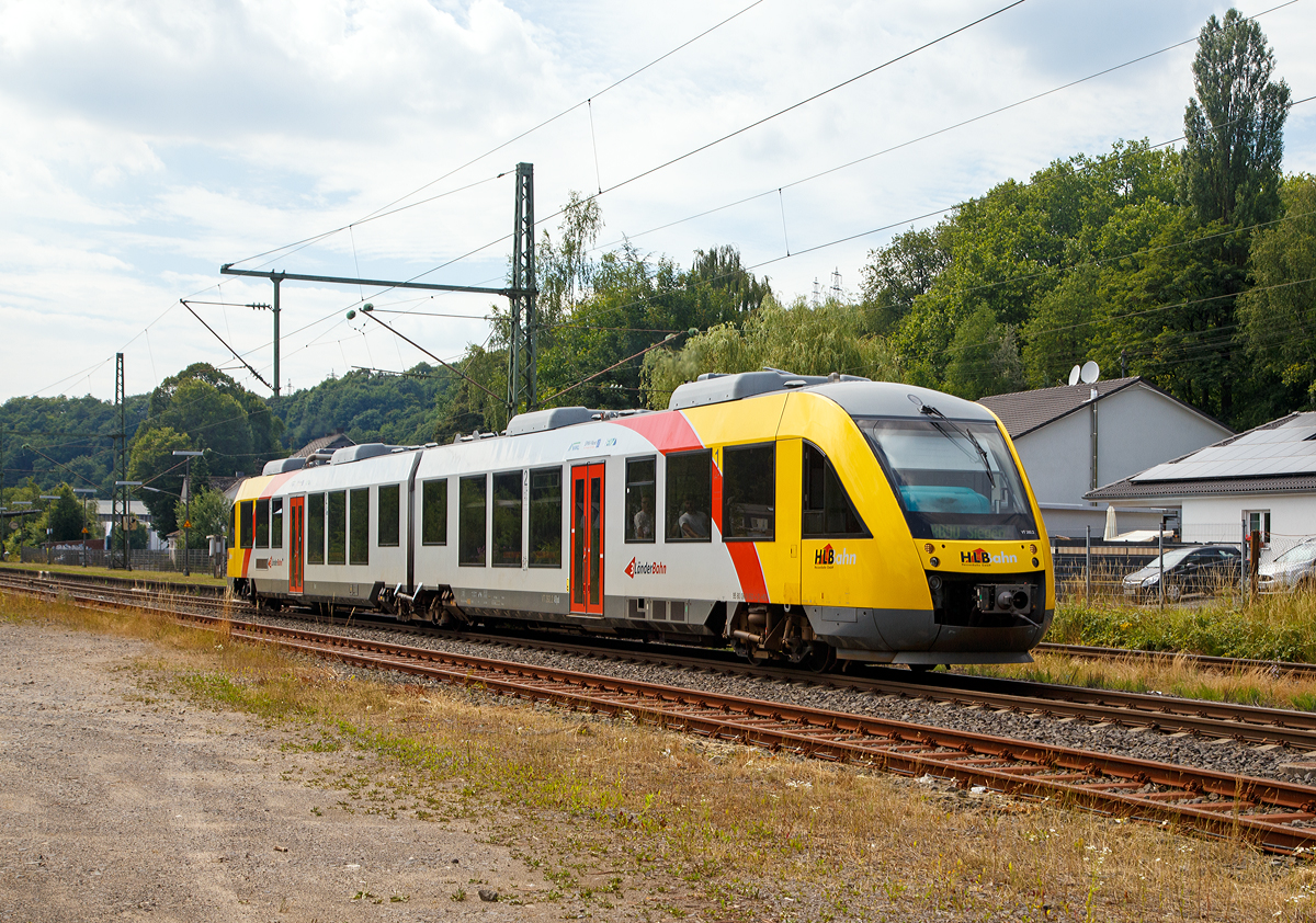 
Der Dieseltriebzug VT 262 (95 80 0648 162-5 D-HEB / 95 80 0648 662-4 D-HEB) ein Alstom Coradia LINT 41 der HLB (Hessische Landesbahn), ex Vectus VT 262, hat am 08.07.2017 den Bahnhof Brachbach/Sieg verlassen und fährt weiter in Richtung Siegen. Er fährt als RB 90  Westerwald-Sieg-Bahn  die Verbindung Westerburg - Altenkirchen - Au(Sieg) - Betzdorf(Sieg) - Siegen.

Nochmals einen netten Gruß an den freundlichen Tf zurück.

Der Alstom Coradia LINT 41 wurde 2004 von Alstom (LHB) in Salzgitter unter der Fabriknummer 1188-012 für die vectus Verkehrsgesellschaft mbH gebaut, mit dem Fahrplanwechsel am 14.12.2014 wurden alle Fahrzeuge der vectus nun Eigentum der HLB . 