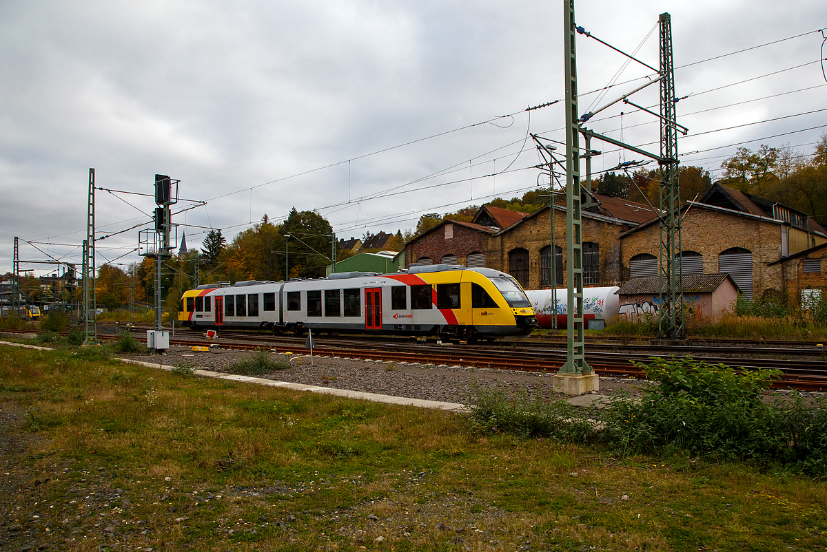 Der Dieseltriebzug VT 262 (95 80 0648 162-5 D-HEB / 95 80 0648 662-4 D-HEB) ein Alstom Coradia LINT 41 der HLB (Hessische Landesbahn), ex Vectus VT 262, erreicht am 027.10.2021, als RB 90  Westerwald-Sieg-Bahn  (Westerburg - Altenkirchen - Au(Sieg) - Betzdorf(Sieg) – Siegen) den Bahnhof Betzdorf/Sieg. 

Der Alstom Coradia LINT 41 wurde 2004 von Alstom (LHB) in Salzgitter unter der Fabriknummer 1188-012 für die vectus Verkehrsgesellschaft mbH gebaut, mit dem Fahrplanwechsel am 14.12.2014 wurden alle Fahrzeuge der vectus nun Eigentum der HLB.
