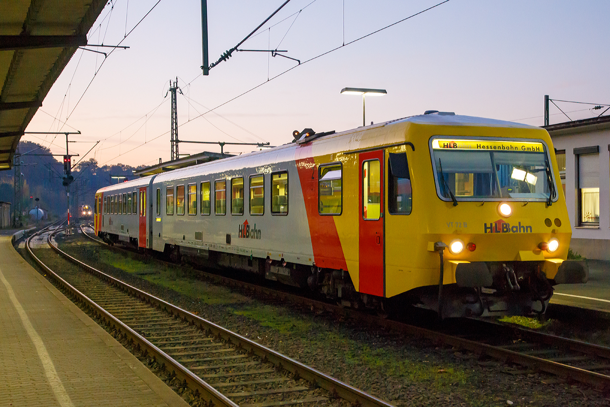 
Der Dieseltriebzug VT 72 der HLB (95 80 0628 072-0 D-HEB / 95 80 0629 072-9 D-HEB), ex VT 72 FKE Frankfurt-Königsteiner Eisenbahn AG, steht am frühen Abend des 01.11.2015 im Bahnhof Betzdorf/Sieg, als RB 96  Hellertal-Bahn  (Betzdorf - Herdorf - Neunkirchen), zur Abfahrt bereit. 

Der zweiteilige Dieseltriebwagen hat zwei angetriebene Motorwagen der Baureihe 628/629 (und nicht wie die BR 628/928 je einen Motor- und Steuerwagen). Der Triebzug wurde 1995 von der Firma DÜWAG (Düsseldorfer Waggonfabrik AG) unter den Fabriknummern 91345 und 91346 gebaut und an die Frankfurt-Königsteiner Eisenbahn (FKE) ausgeliefert. In Jahr 2013 wurde das Fahrzeug modernisiert und an das Fahrzeugdesign der HLB-Flotte angepasst.

Technische Daten:  
Spurweite: 1.435 mm 
Achsfolge: 2’B’+B’2’ 
Baureihe:  629
Art:  2-tlg. Dieseltriebwagen
Länge über Puffer:  46,4 m
Breite:  2.850 mm
Dienstgewicht:  84 t
Geschwindigkeit:  120 km/h
Leistung:  2x 485 kW
Fahrgastsitzplätze:  149 (davon 19 Klappsitze) / davon 1. Klasse:  8
Fahrzeugbestand bei der HLB:  1
Standort (BW):  Siegen

Nur einen kleinen Nachteil hat der Triebzug, er besitzt keine Toilette.
