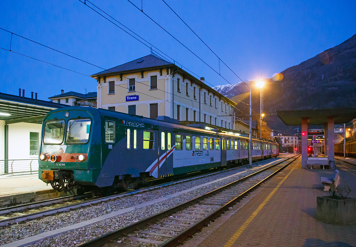 
Der dreiteilige Ale 582 018 (ALe.582 018 /Le.763 1xx /Le.562 040) der Trenord steht am Abend des 18.02.2017 im Bahnhof Tirano, als Regionalzug nach Sondrio (dt. Sünders), bereit. 

Diese Elektrische Triebzüge wurden nach dem Vorbild der ALe 724 zwischen 1987 und 1991 gebaut.

TECHNISCHE DATEN:
Triebwagen ALe 582
Nummerierung:   ALe 582 001-090
Gebaute Einheiten: 90
Baujahre: 1987 - 1989
Hersteller:  Breda Pt - Marelli, Fiore - Ansaldo, Fiore – Lucana
Spurweite: 1.435 mm (Normalspur)
Achsfolge: Bo 'Bo'
Länge über Puffer: 26.115 mm
Drehzapfenabstand: 18.640 mm
Achsabstand im Drehgestell: 2.560 mm
Raddurchmesser:  860 mm
Eigengewicht: 54 t
Anzahl der Motoren: 4
Motortyp: 4 EXH 4046
Übersetzungsverhältnis:  30/75
Stundenleistung:  4 x 315 kW = 1.260 kW
Dauerleistung: 4 x  280 kW = 1.120 kW
Höchstgeschwindigkeit: 140 km/h
Stromsystem: 3 kV DC 
Sitzplätze: 17 (1.Klasse) -  41 (2. Klasse)

Mittelwagen Le 763
Nummerierung:   Le 763.101 – 163
Gebaute Einheiten: 163
Baujahre: 1987 – 1991
Hersteller:  Fiore, Stanga
Achsfolge: 2' 2'
Länge über Puffer: 25.780 mm
Drehzapfenabstand: 18.640 mm
Achsabstand im Drehgestell: 2.560 mm
Raddurchmesser:  860 mm
Eigengewicht: 30 t
Höchstgeschwindigkeit: 140 km/h
Sitzplätze: 76 in der 2.Klasse

Steuerwagen Le 562
Nummerierung:   Le 562.001 - 068
Gebaute Einheiten: 68
Baujahre: 1987 – 1989
Hersteller:  OMS - Ansaldo, Fiore - Ansaldo
Achsfolge: 2' 2'
Länge über Puffer: 26.115 mm
Drehzapfenabstand: 18.640 mm
Achsabstand im Drehgestell: 2.560 mm
Raddurchmesser:  860 mm
Eigengewicht: 30 t
Höchstgeschwindigkeit: 140 km/h
Sitzplätze: 56 in der 2.Klasse