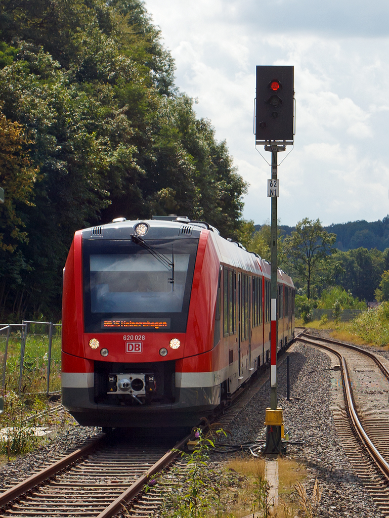 
Der dreiteilige Dieseltriebzug Coradia LINT 81 - 620 026 / 621 026 / 620 526 der DB Regio (VAREO), als RB 25 - Oberbergische Bahn (Kln Hansaring - Meinerzhagen) fhrt am 28.08.2014 in den Bahnhof Gummersbach ein.  

Aufgenommen vom Bahnsteig.