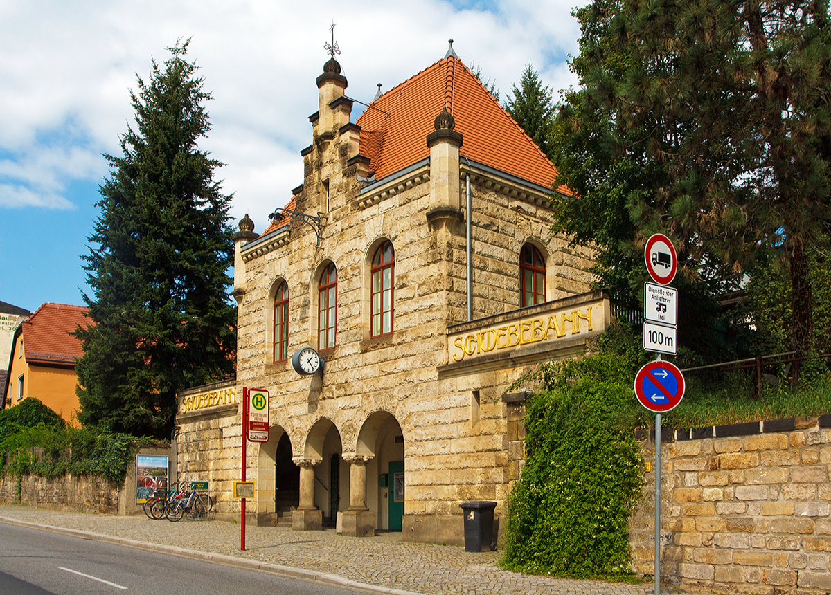 Der Eingang zur Talstation der Schwebebahn Dresden am 27.08.2013 im Stadtteil Loschwitz.
