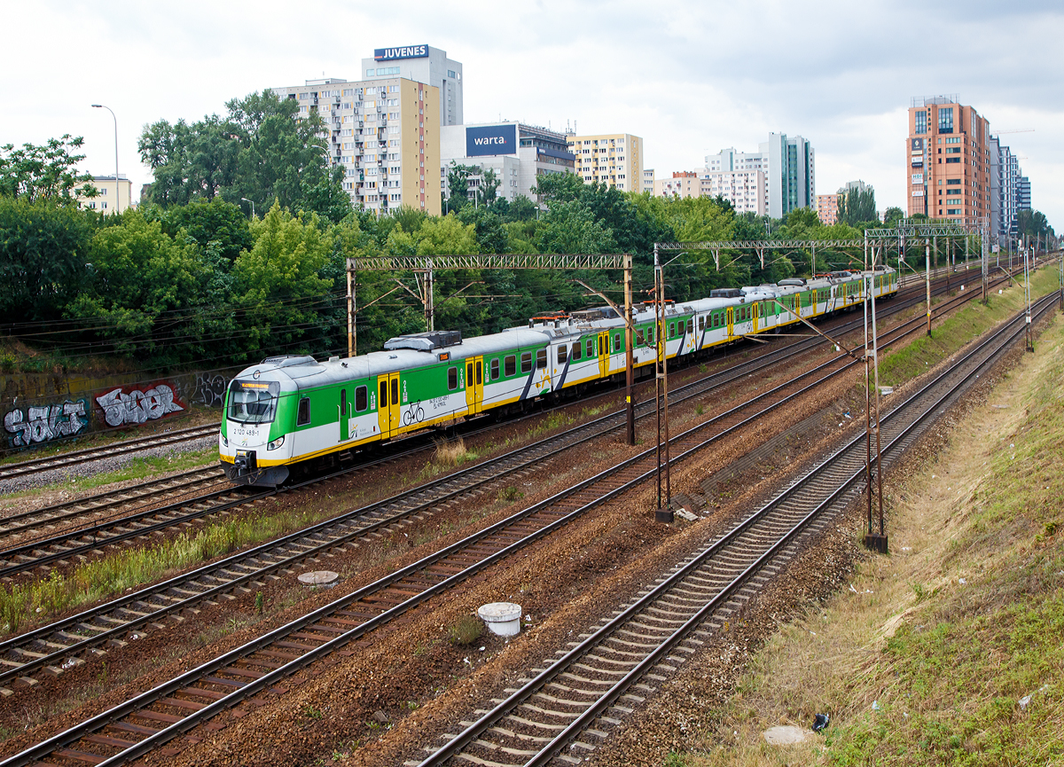 
Der EN57AL - 1698 rh (94 51 2 120 489-1 PL -KMKOL) der Koleje Mazowieckie (Masowische Eisenbahnen), gekuppelt mit einem weiteren EN57AL, erreichen am 26.06.2017 bald als Regionalzug den Bahnhof Warszawa Ochota. 

Diese EN57 (Pafawag vom Typ 5B/6B) wurden zwischen 2014 bis 2015 von ZNTK „Mińsk Mazowiecki” modernisiert.