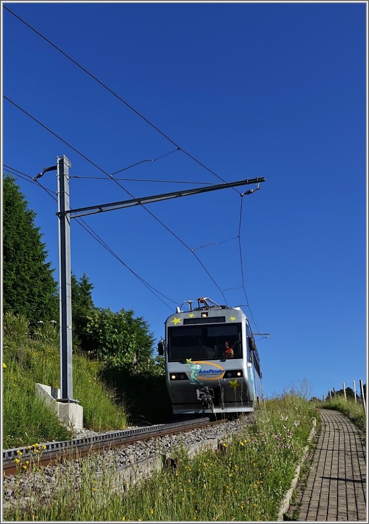 Der erste Zug fährt vom Les Pleiades hinunter ins Tal.
(17.06.2015)