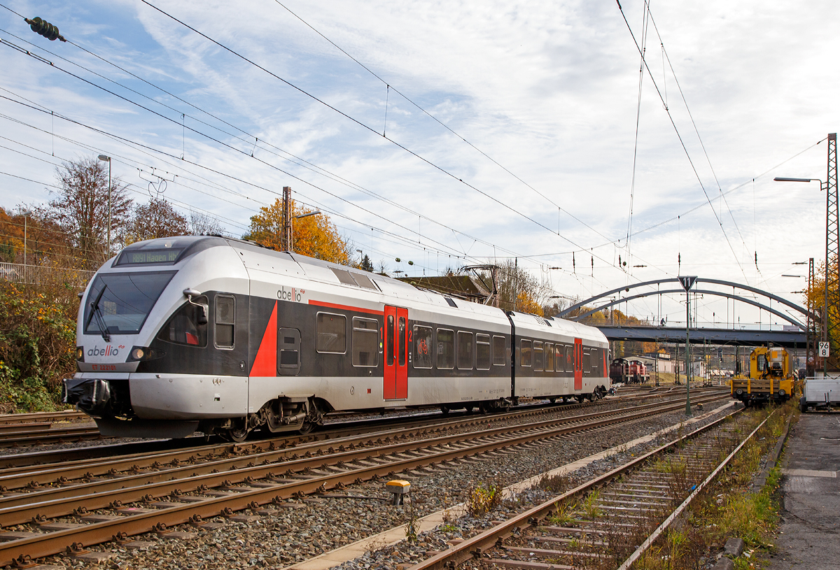 
Der ET 22 2101 (94 80 0426 100-4 D-ABRN / 94 80 0826 100-0 D-ABRN), ex ET 22 001, ein 2-teiliger Stadler Flirt der Abellio Rail NRW, rauscht am 08.11.2015 als RB 91  Ruhr-Sieg-Bahn  (Siegen - Hagen) durch Kreuztal, und erreicht bald den Bahnhof Kreuztal.