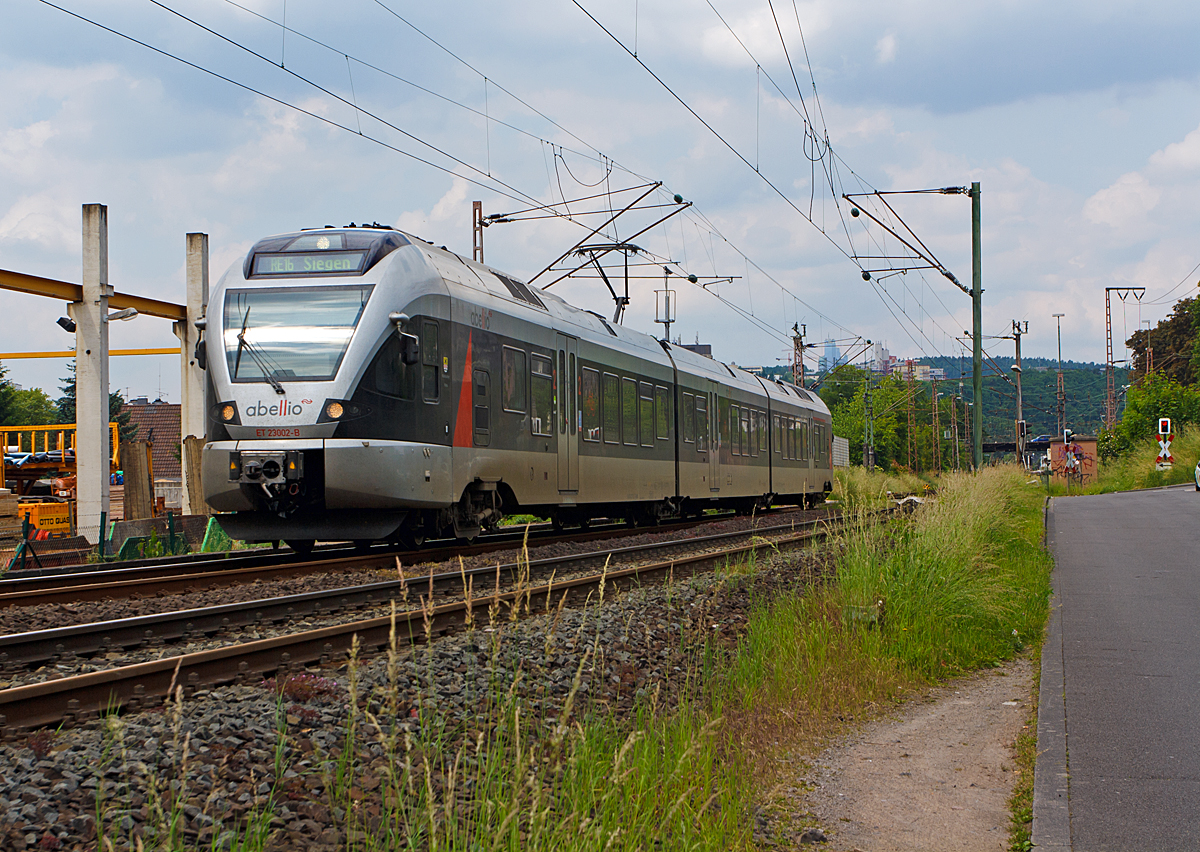 
Der ET 23 002  Mrkischer Kreis  der Abellio Rail NRW GmbH (3-teiliger Stadler Flirt EMU 3 bzw. BR 0427), als RE 16  Ruhr-Sieg-Express  (Essen - Hagen - Siegen), hat am 03.06.2014 den Bahnhof Siegen-Weidenau (ehem. Httental-Weidenau) verlassen und rauscht weiter in Richtung seiner Endstation Siegen Hbf. 

Der FLIRT wurde 2007 von Stadler Pankow GmbH in Berlin unter der Fabriknummer 37659 gebaut. Er ist von Macquarie Rail (vormals CBRail) geleast bzw. gemietet. Der Triebzug hat die NVR-Nummern 94 80 0427 101-1 D-ABRN / 94 80 0827 101-7 D-ABRN / 94 80 0427 601-0 D-ABRN. 