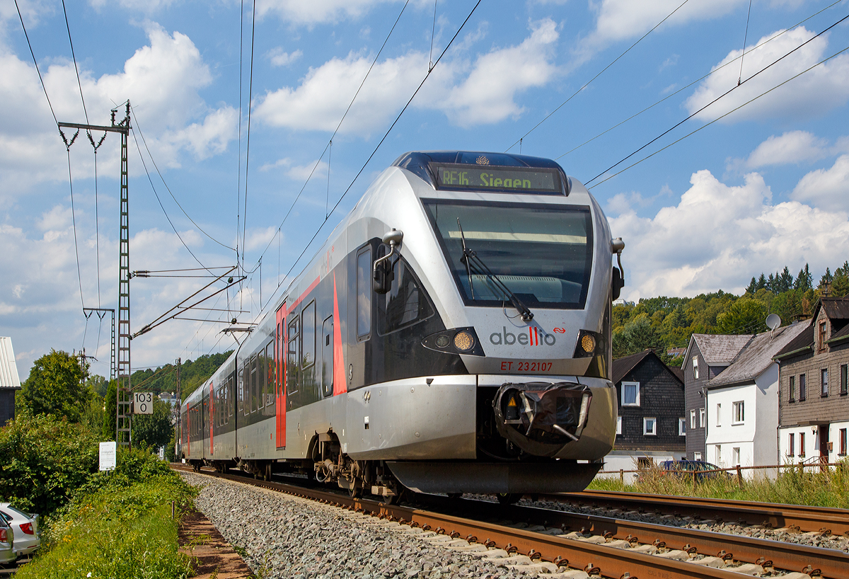 
Der ET 23 2107 (94 80 0427 106-0 D-ABRN / 94 80 0827 106-6 D-ABRN / 94 80 0427 606-9 D-ABRN), ex ET 23007, ein 3-teiliger Stadler FLIRT der Abellio Rail NRW GmbH fährt am 01.08.2015, als RE 16  Ruhr-Sieg-Express   (Essen - Hagen - Siegen) und erreicht gleich den Bahnhof Siegen-Weidenau (früher Hüttental-Weidenau). 

Er fährt auf der KBS 440  Ruhr-Sieg-Strecke   Hagen - Siegen, hier noch auf der DB-Streckennummer 2800, ab Siegen-Weidenau bis Siegen dann DB-Streckennummer 2880.

Hinweis: Die Aufnahme entstand auf halber Höhe der Böschung/Bahndamm, das Bild wurde etwas zugeschnitten.