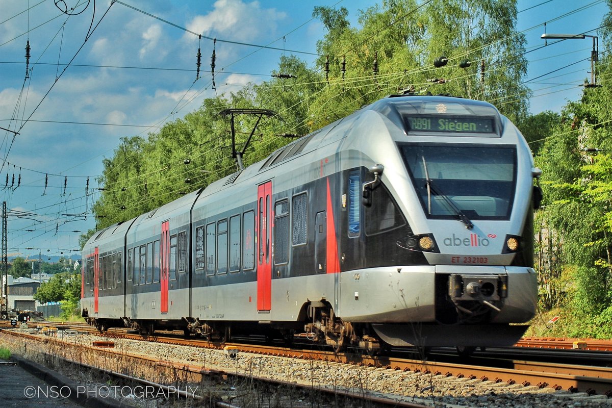Der ET 232103 der Abellio Rail NRW durchfährt am 27.08.2017 Kreuztal in Richtung Siegen. Der Zug kam von Hagen