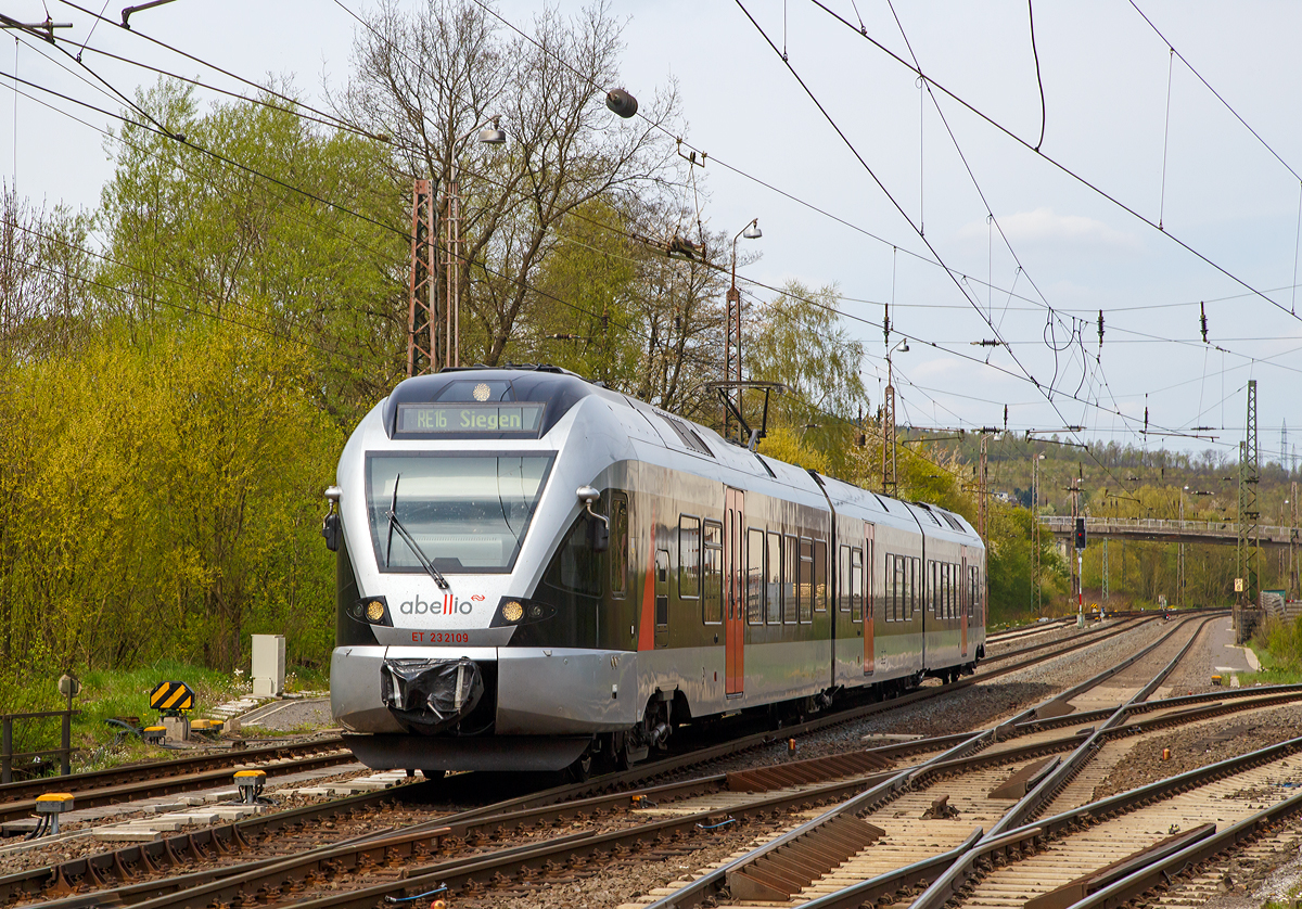 
Der ET 232109  Kreis Siegen-Wittgenstein , ex ET 23009, ein 3-teiliger Stadler Flirt der Abellio Rail NRW erreicht am 02.05.2015, als RE 16  Ruhr-Sieg-Express   Essen-Hagen - Finnentrop - Kreuztal - Siegen, den Bahnhof Kreuztal. Hier kurz vor der Einfahrt.