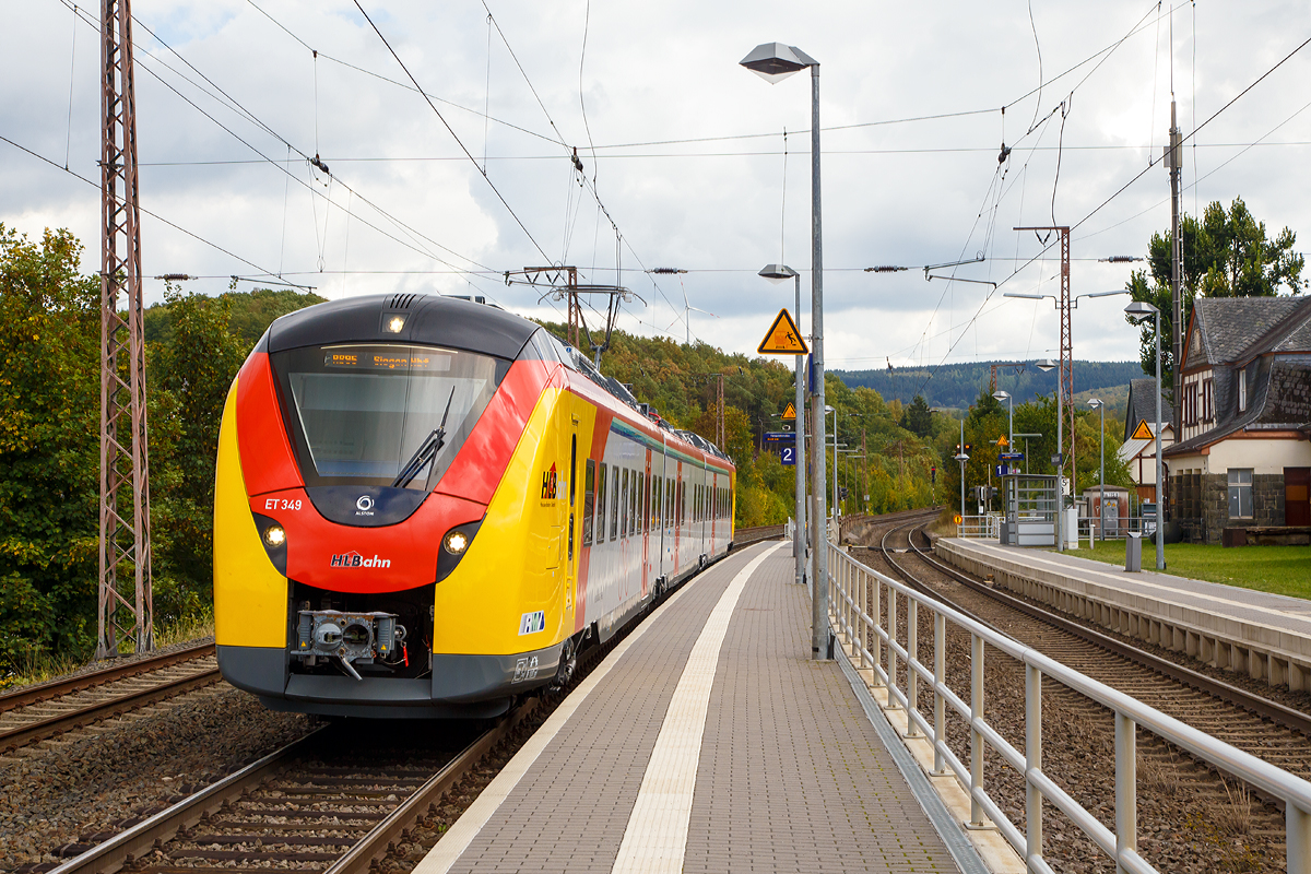 
Der ET 349 (94 80 1440 349-7 D-HEB / 94 80 1441 849-5 D-HEB / 94 80 1440 849-6 D-HEB) ein dreiteiliger Alstom Coradia Continental der HLB (Hessische Landesbahn)  hat am 24.09.2018, als  RB 95  Sieg-Dill-Bahn  Dillenburg - Siegen , nun den Hp Wilnsdorf-Rudersdorf bzw. Rudersdorf (Kr. Siegen) erreicht. 

Hier oben wird man ihn wohl nicht lange sehen,  zurzeit fährt er diese Verbindung (einzelne Umläufe) zur Personalschulung (auf diese Triebwagen). Ab Fahrplanwechsel im Dezember 2018 verkehren  die Alstom Coradia Continental der HLB im „Südhessen-Untermain-Netz“ auf den Linien RB 58, RE 59 und RB 75. Dafür hat die Hessische Landesbahn insgesamt 30 neue Niederflur-Elektrotriebzüge vom Typ  Alstom Coradia Continental gekauft, 17 vierteilige und 13 dreiteilige ET. 

