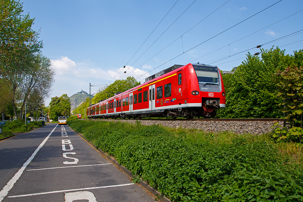 
Der ET 425 566-7 / 425 066-8 der DB Regio fährt am 30.04.2019, als RE 8  Rhein-Erft-Express , durch Bad Honnef in Richtung Koblenz. Hinten Richtung Königswinter und dem Drachenfels verschwindet gerade der ET 425 101-1 / 425 601-2 als Gegenzug.