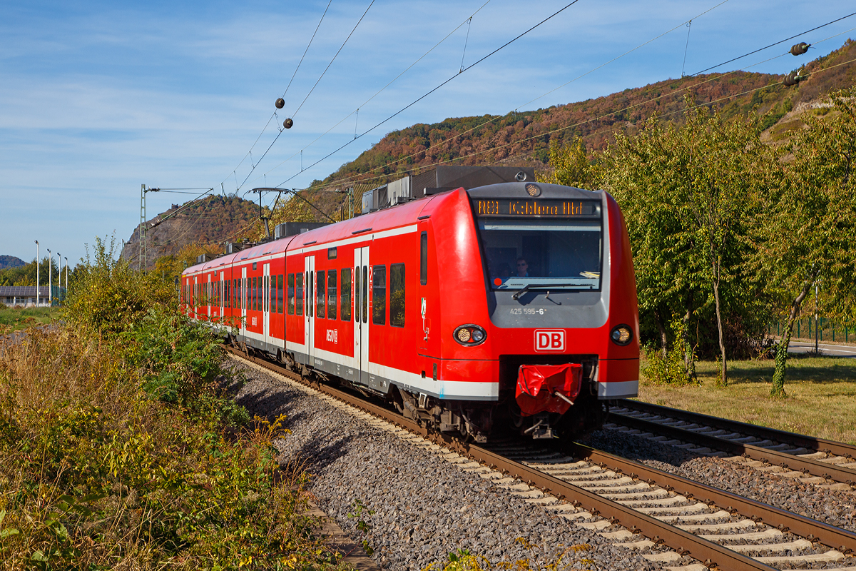 
Der ET 425 595-6 der DB Regio fährt am 29.09.2018, als RE 8  Rhein-Erft-Express , durch Leutesdorf (Rhein) in Richtung Koblenz.