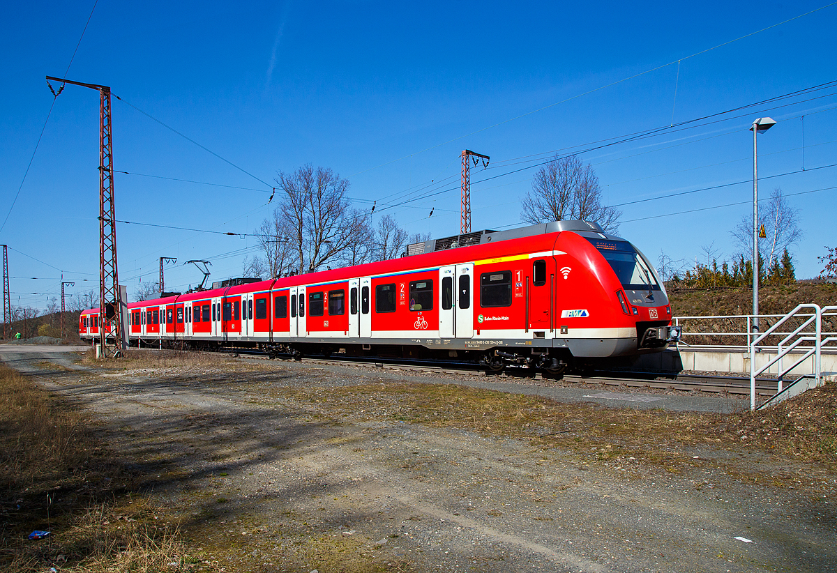 Der ET 430 159 / 430 659 der S-Bahn Rhein-Main fährt am 30.03.2021 auf der Dillstrecke (KBS 445), durch Rudersdorf (Kreis Siegen) in Richtung Frankfurt. 

Die Triebwagen der Baureihe 430 / 431 sind S-Bahn-Triebwagen, die seit April 2013 die Züge der Baureihe 420 im Stuttgarter S-Bahn-Netz sowie seit Anfang 2014 auch bei der S-Bahn Rhein-Main ablösen. Ursprünglich sollten sie auch bei der S-Bahn Rhein-Ruhr eingesetzt werden.

Die Baureihe 430/431 wurde als Nachfolger der Baureihe 422/423 für Stuttgart konzipiert und sollte die im dortigen Netz noch eingesetzten Fahrzeuge der Baureihe 420 ersetzen. Im Mai 2009 erteilte die Deutsche Bahn den Auftrag zum Bau von 83 Fahrzeugen an die Firmen Bombardier und Alstom. Dieser Auftrag hat einen Wert von 452 Mio. Euro. Zusätzlich wurde eine Option für den Bau von 83 weiteren Fahrzeugen vereinbart. Im Dezember 2010 stockte die Deutsche Bahn die Option von 83 auf 166 auf. 

Die durchgängig begehbaren und klimatisierten Triebzüge der Baureihe 430 ähneln denen der Baureihe 422. Die für Stuttgart bestellten Triebzüge sind zur Vermeidung von Ein- und Aussteigeunfällen mit einer Spaltüberbrückung ausgestattet. Des Weiteren weisen die Züge beim Anfahren geringere Schallemissionen auf als die Züge der ebenfalls in Stuttgart eingesetzten Baureihe 423. Im Vergleich mit den zu ersetzenden Fahrzeugen der Baureihe 420 ist der Energieverbrauch deutlich geringer.

Die Wagenkästen sind aus Stranggussprofilen gefertigt. Die Übergänge zwischen den Wagen haben Wellenbälge. Die Kühl- und Klimaanlagen befinden sich auf den Wagendächern und sind mit einer durchgehenden Verkleidung verblendet. Auf dem zweiten Wagendach befindet sich der Einholmstromabnehmer. Drei Züge können als Langzug von einem Führerstand aus betrieben werden. Ein Mischbetrieb mit Triebzügen anderer Baureihen ist nicht möglich.

Die Fahrzeuge verfügen über eine elektrodynamische Bremse als Betriebsbremse, eine Druckluftbremse mit Magnetschienenbremse und eine Federspeicherbremse als Feststellbremse. Die elektrodynamische Bremse speist die Energie ins Netz zurück. 

TECHNISCHE DATEN:
Hersteller:  Bombardier / Alstom
Spurweite:  1435 mm (Normalspur)
Achsformel:  Bo’(Bo’)(2’)(Bo’)Bo’ (Jakobsdrehgestelle in Klammern)
Länge über Kupplung:  68.300 mm
Höhe:  4.273 mm
Breite:  3.020 mm
Drehzapfenabstand: 15.140 mm  je  Endwagen; 14.894 mm  je Mittelwagen
Achsabstand im Drehgestell:  2.200 mm   je  Endwagen Drehgestell ; 2.700 mm   je Jakobsdrehgestell
Leergewicht:  119 t
Höchstgeschwindigkeit:  140 km/h
Stundenleistung:  2.350 kW
Stundenzugkraft:  145 kN
Treib- und Laufraddurchmesser:  850 mm
Motorbauart:  Drehstrom-Asynchronmotor
Stromsystem:  15 kV; 16,7 Hz
Bremse:  Druckluftbremse KB-C-el-A-E-Mg / elektrodynamische Bremse / Federspeicherbremse
Zugsicherung:  Bombardier EBI Cab 500
Kupplungstyp:  Scharfenbergkupplung
Sitzplätze:  176 (S-Bahn Rhein-Main)
Stehplätze:  296
Fußbodenhöhe:  1.030 mm