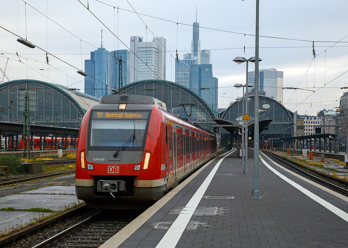 
Der ET 430 649 (94 80 0430 649-4 D-DB) der S-Bahn Rhein-Main verlsst am 16.12.2017, als S 7 nach Riedstadt-Goddelau, den Hbf Frankfurt am Main.