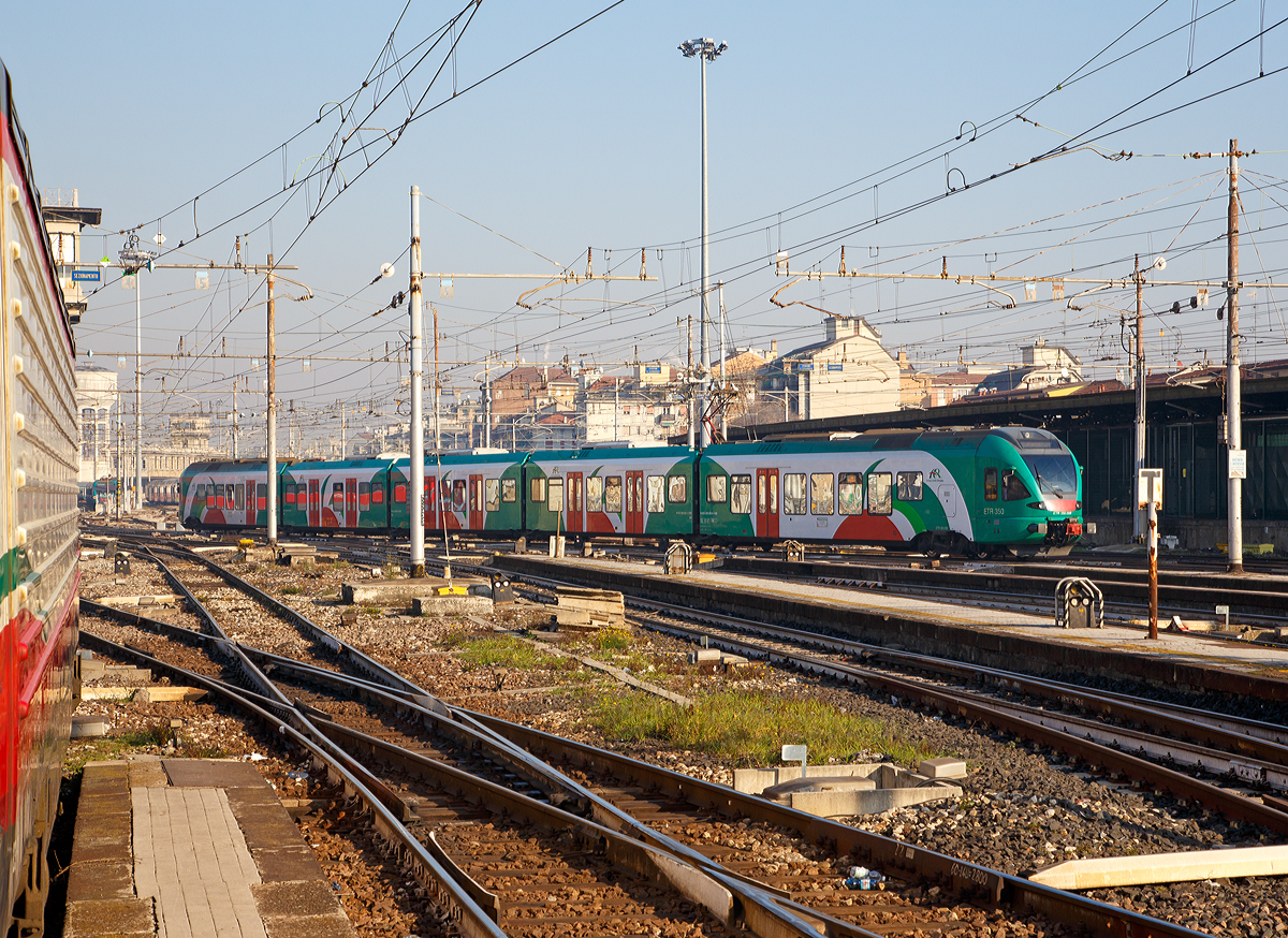 
Der ETR 350.008 der Ferrovie Emilia Romagna (FER) verlässt am 29.12.2015 den Bahnhof Milano Centrale (Mailand Zentral). 

Diese fünfteiligen elektrischen Niederflurtriebzüge vom Typ Stadler FLIRT haben eine Höchstgeschwindigkeit von 160 km/h und eine Speisespannung von 3 kV DC. Für die Ferrovie Emilia Romagna wurden 2012 von Stadler Rail und dem italienischen Schienenfahrzeugbauer AnsaldoBreda 12 dieser FLIRT gebaut, eine Option für 20 weitere Triebzüge besteht noch.

Technische Daten:
Spurweite: 1.435 mm (Normalspur)
Achsanordnung: Bo’+2’+2’+2’+2’+Bo’
Speisespannung: 3kV DC
Länge über Kupplung: 90.178 mm
Fahrzeugbreite: 2.880 mm
Fahrzeughöhe: 4.275 mm
Fußbodenhöhe Niederflur: 600 mm
Fußbodenhöhe Hochflur: 1.120 mm
Einstiegsbreite: 1.300 mm je Tür
Längsdruckkraft:1.500 kN
Sitzplätze: 269 
Klappsitze: 77
Stehplätze (4 Pers./m²): 350
Dienstgewicht: ca. 143 t
Motordrehgestell-Achsabstand: 2.700 mm
Laufdrehgestell-Achsabstand: 2.700 mm
Triebraddurchmesser: 860 mm
Laufraddurchmesser: 750 mm
Dauerleistung am Rad: 2.000 kW 
Max. Leistung am Rad: 2.700 kW
Anfahrzugkraft: 200 kN
Höchstgeschwindigkeit: 160 km/h
Anfahrbeschleunigung: 1,0 m/s²
Kupplung: Scharfenbergkupplung (Schaku) Typ 10

Quellen: Stadler Rail