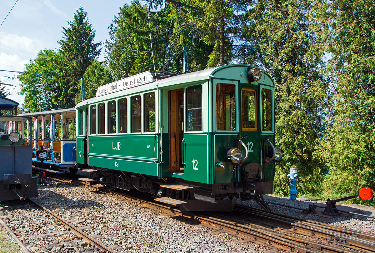 Der ex LJB Triebwagen Ce 2/2 N12 der Museumsbahn Blonay-Chamby, hier am 27.05.2012 auf dem Museums-Areal der (BC) in Chaulin.  

Als Ce 2/2 wurden 1907 zwei von der Langenthal-Jura-Bahn (LJB) angeschafften elektrischen Triebwagen bezeichnet. Der Fahrzeuge mit den Nummern 11 und 12 wurde von der Waggonfabrik R. Ringhoffer Smichow in Prag bezogen, die elektrische Ausrstung stammt von der Elektrizittsgesellschaft Alioth. Die Wagen behielten ihre Nummer bei der Bildung im Jahre 1958 der Oberaargau-Jura-Bahnen (OJB) bei (heute Teil der Aare Seeland mobil (ASm)). Der Triebwagen Nr. 11 wurde nach einem Unfall im Jahr 1960 abgebrochen. Der Triebwagen Nr. 12 blieb noch bis zur Ablieferung der Be 4/4 81 und 82 im Jahr 1966 im Einsatz, wurde aber noch im gleichen Jahr ausrangiert und an die Museumsbahn Blonay–Chamby (BC) abgegeben.

Der Triebwagen hat an beiden Enden eine geschlossene gerumige Plattform, die zugleich als Fhrerstand dient. Dazwischen befindet sich das 18-pltzige 3.-Klasse-Abteil, das durch eine Schiebetr von den Plattformen aus zugnglich ist. Auch die Eingangstren sind als Schiebetren ausgefhrt. Das Personenabteil hat auf beiden Lngsseiten sechs 570 mm breite und 860 mm hohe Fenster. In der Stirnwand des Triebwagens befindet sich eine bergangstr und beidseitig ein weiteres Fenster.

Das Fahrzeug besitzt einen Direktkontroller, der die beiden 70 PS Motoren direkt ansteuert. Die Zahnrad-bersetzung betrgt 1:4,87. Die Fahrleitungsspannung wurde ursprnglich mit 1000 Volt Gleichstrom angegeben, heute betrgt sie 1200 Volt. Neben einer Handspindelbremse besitzt das Fahrzeug eine Druckluftbremse und eine elektrische Widerstandsbremse. Die Bremswiderstnde sind unter dem Wagenkasten angebracht. Die anfnglich vorhandene Mittelpufferkupplung mit unten liegender einfacher Schraubenkupplung wurde in Hinblick auf die Betriebsgemeinschaft mit der Langenthal-Melchnau-Bahn (LMB) und Solothurn-Niederbipp-Bahn (SNB) schon 1916 durch eine halbautomatische +GF+-Kupplung ersetzt.

In der Wagenmitte ist auf dem Dach der Stromabnehmer angebracht. Dieser war ursprnglich ein Lyrabgel und wurde 1950 durch einen Pantografen ersetzt.

Der Triebwagen 12 hatte von Beginn an einen registrierenden Geschwindigkeitsmesser von Hasler eingebaut, whrend bei der Nummer 11 keiner eingebaut wurde. Der Triebwagen Nr. 11 hatte die ganze Zeit keinen, nicht einmal einen nicht-registrierenden Geschwindigkeitsmesser eingebaut.

Im Jahr 1930 wurde bei der Nr. 12 eine MFO-Totmann-Ausrstung eingebaut, die Sicherheitssteuerung wurde spter auch bei der Nr. 11 eingebaut.

Anlsslich der Hauptrevision 1932 erhielten beide Fahrzeuge eine Neuverkleidung des Wagenkastens mit Aluminiumblechen. Bei beiden Triebwagen wurde 1935 die Federung verbessert.

Bei der BC erhielt der Triebwagen Nr. 12 zwischen 1982 und 1988 eine Instandhaltung, dabei wurden der Wagenkasten und Inneneinrichtung erneuert, sowie die +GF+-Kupplung wieder durch einen Zentralpuffer mit Schraubenkupplung ersetzt. Bei der Instandhaltung zwischen 2004 und 2007 wurden das Fahrgestell, die Bremsen und elektrische Ausrstung aufgearbeitet. Auch wurde wieder ein Lyrastromabnehmer aufgesetzt. Am 8. September 2007 wurde er offiziell, in annherndem Ursprungszustand, als LJB Ce 2/2 12 wieder in Betrieb genommen.

Die Triebwagen waren fr die schwach frequentierten Zge vorgesehen, und wurden entsprechend eingesetzt. Wegen des Fehlens eines Gepckraums war oft auf dem bergangsblech eine klein hlzerne Ladeplattform angebracht, auf der Kinderwagen, Milchkannen u. . transportiert wurden.

Technische Daten:
Nummerierung: 	11, 12
Anzahl: 	2
Hersteller: 	Ringhoffer Alioth
Baujahre: 	1907
Spurweite: 	1000 mm (Meterspur)
Achsformel: 	Bo
Ausmusterung: 	1960/1966
Lnge ber Puffer:  8.700 mm (Zentrallpuffer)
Lnge:  7.700 mm(Wagenkasten)
Hhe: 4.260 mm
Breite: 2.300 mm
Radstand: 3.500 mm
Dienstgewicht: 11,8 t
Hchstgeschwindigkeit: 50 km/h (heute bei der BC 40 km/h)
Stundenleistung: 140 PS (heute bei der BC 90 PS)
Stundenzugkraft:  2.200 kg
Treibraddurchmesser: 	800 mm
Stromsystem: 1000/1200 Volt Gleichstrom / bei der BC 900 Volt
Anzahl der Fahrmotoren: 2
Lokbremse: Spindelhandbremse, automatische Druckluftbremse, elektrische Widerstandsbremse
Zugbremse: Automatische Druckluftbremse
Sitzpltze: 	18
Klassen: 	3. Klasse
