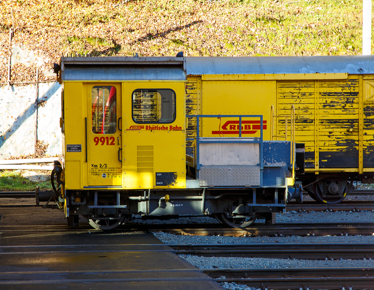 Der Fahrleitungsturmwagen RhB Xm 2/2 9912 steht am 02.11.2019 in Poschiavo (aufgenommen aus einem Zugheraus). 

Das Grundfahrzeug (eigentlich ein Tm 2/2 bzw. ein RACO 55 AL 7) wurde 1962 von Robert Aebi (RACO) in Zürich unter der Fabriknummer 1633 gebaut und an die RhB geliefert. Durch die Rhätische Bahn erfolgte in der Hauptwerkstatt Landquart dann die Ausrüstung als Turmtriebwagen mit Turmaufbau des im gleichen Jahr abgebrochenen 9912 (der 1.Besetzung). 1994 erfolgte in der Hauptwerkstatt Landquart der Ersatz des festen Turmgerüstes durch eine Hebebühne.

TECHNISCHE DATEN:
Anzahl Fahrzeuge: 1
Spurweite: 1.000 mm
Achsformel: B-dm
Länge über Puffer: 5.060 mm
Achsabstand: 2.500 mm
Dienstgewicht: 12.00 t
Höchstgeschwindigkeit: 30 km/h (55 km/h Schleppfahrt)
