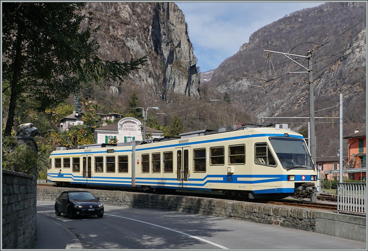 Der FART ABe 4/6 52 als Regionalzug nach Camedo zwischen Ponte Brolla und Tegna; der Einschitt in der Bildmitte führt ins leider seit Jahren bahnlose Maggiatal.
11. März 2016