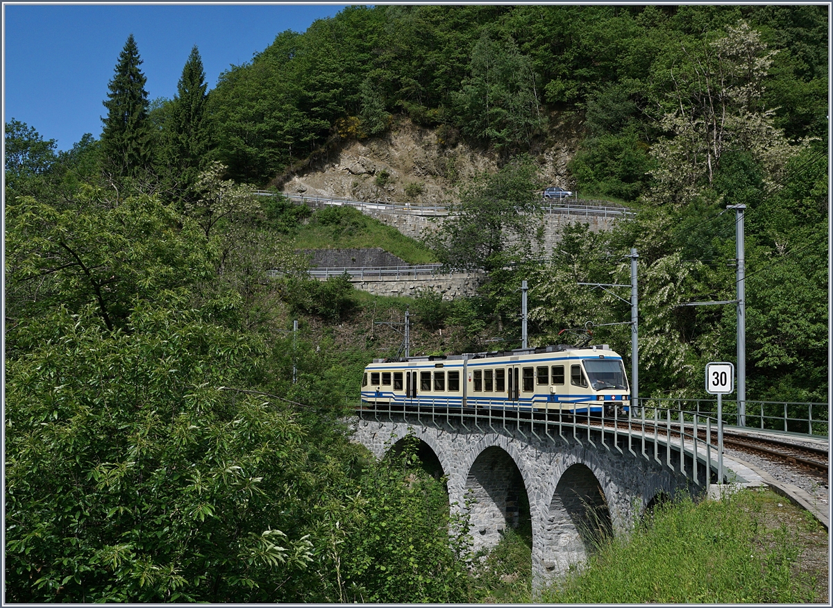 Der FART ABe 4/6 52 als Regionalzug von Camedo nach Locarno erreicht Verdasio.
20. Mai 2017