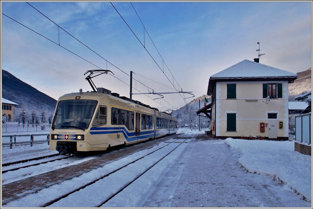 Der FART Centovalli Express beim kurzen Halt in Druogno.
8. Jan. 2016