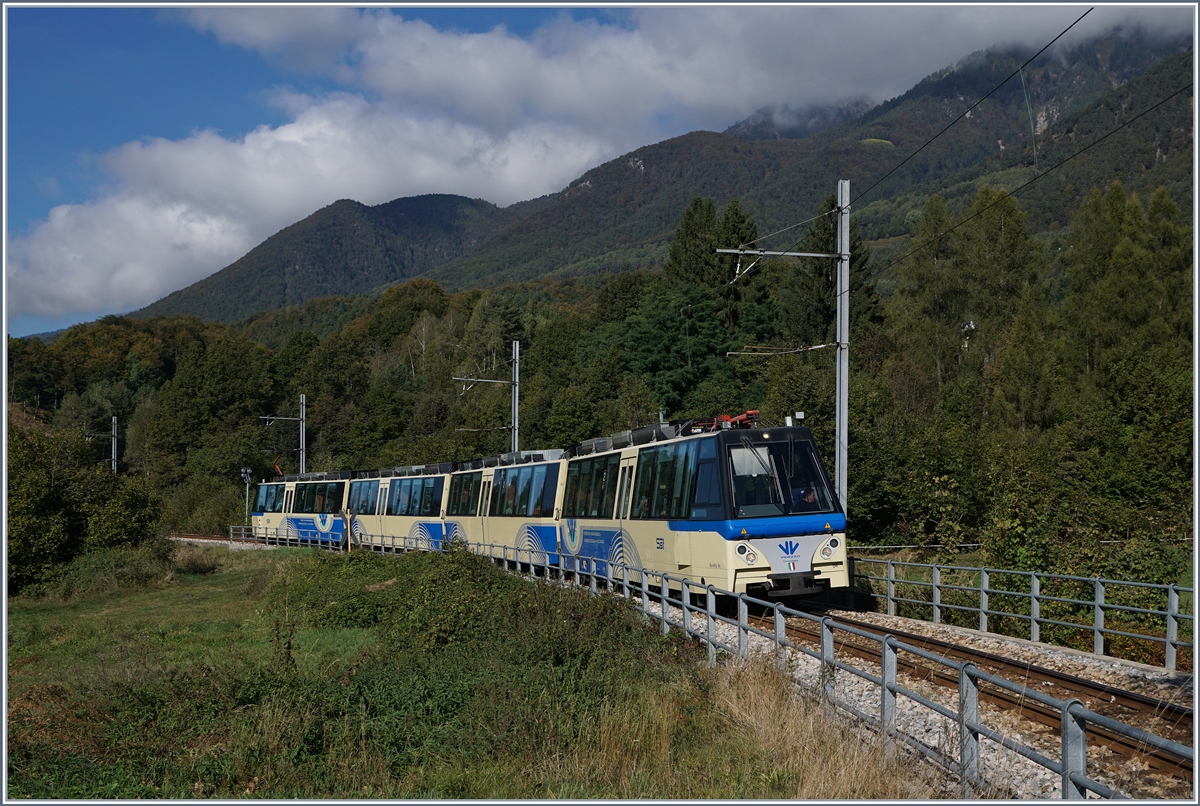 Der Ferrovia Vigezzina SSIF Treno Panoramico D47 kurz vor Santa Maria Maggiore.
7. Okt. 2016