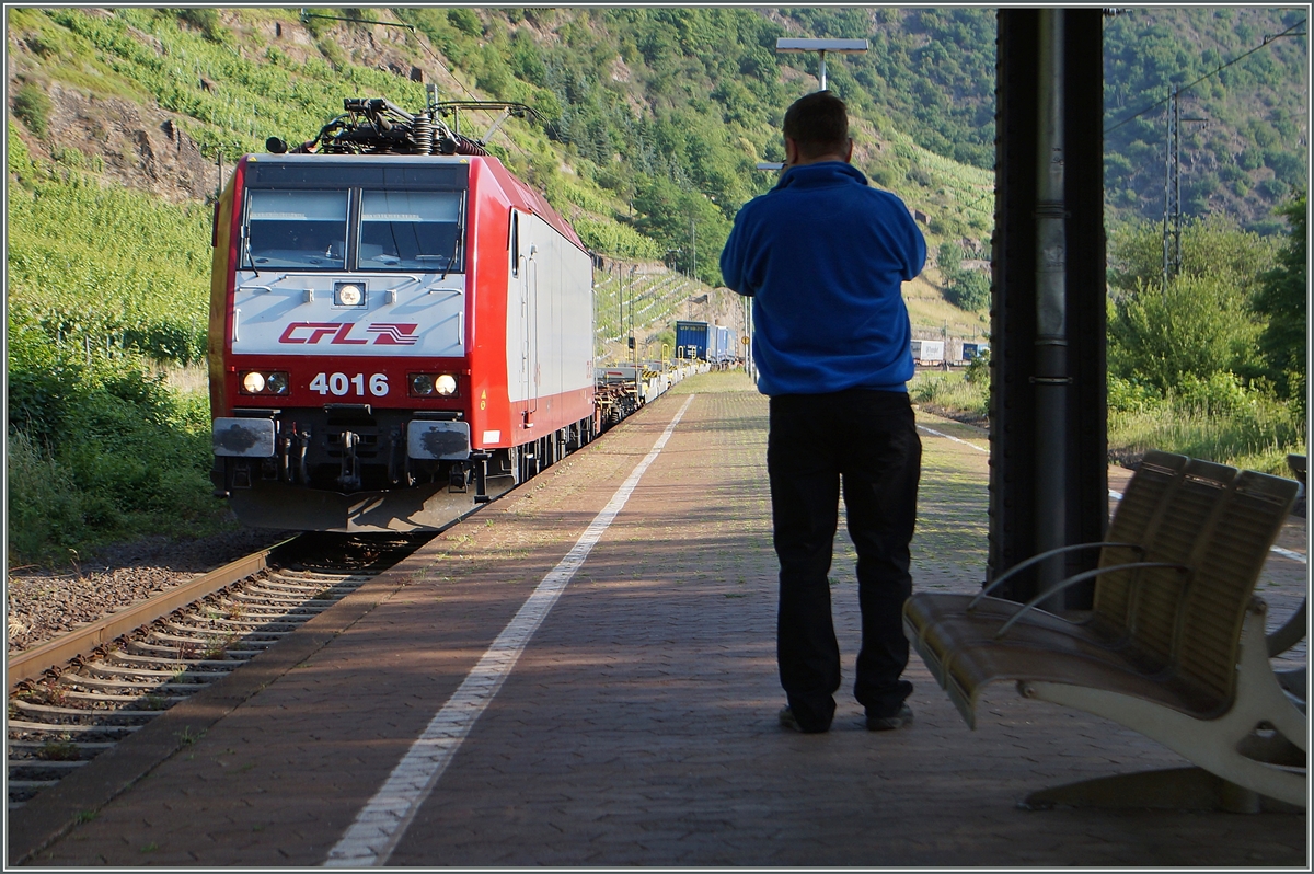 Der Fotogarf und sein schönes Sujet: Die CFL 4016 auf dem Weg Richtung Luxembourg erreicht Kattens. 
22. Juni 2014