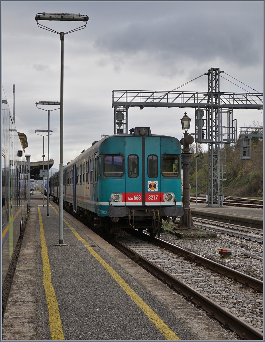 Der FS Trenitalia Aln 668 3217 steht mit weiteren Dieseltriebwagen in Borgo San Lorenzo und wartet auf einen nächsten Einsatz.
14. Nov. 2017