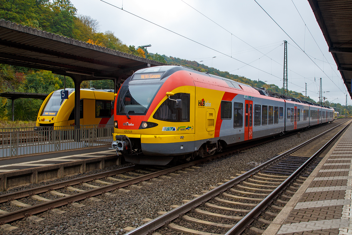 
Der fünfteilige Stadler Flirt 429 549 / 429 049 der HLB (Hessischen Landesbahn) als RE 99 (Main-Sieg-Express) Frankfurt(Main)Hbf - Gießen - Siegen (Umlauf HLB24956) hat am 01.10.2017 den Bahnhof Dillenburg erreicht.