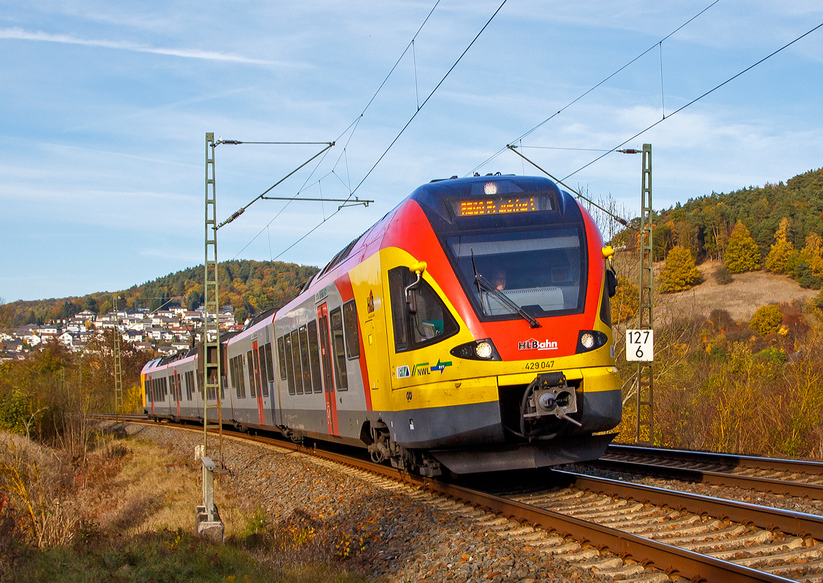 
Der fünfteilige Stadler FLIRT 429 047 / 547 der HLB (Hessischen Landesbahn), fährt am 03.11.2018, als RE 99 (Main-Sieg-Express) Siegen - Gießen - Frankfurt am Main, hier kurz hinter Dillenburg-Niederscheld auf der Dillstrecke (KBS 445 bei km 127,6) in Richtung Gießen.  