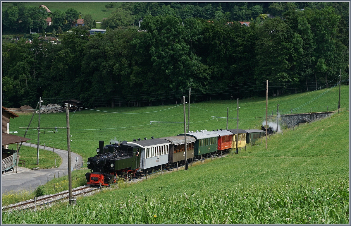 Der für die Vierfachbespannung vorgesehens Dampfzug auf dem Weg nach Blonay bei Cornaux.
(Das Bild täuscht, der Zug fährt von Links nach Rechts, es ist also ein  Nachschuss .
3. Juni 2017
