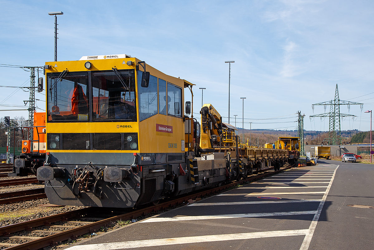 
Der GKW 305 (Gleiskraftwagen) bzw. Gleisarbeitsfahrzeug Robel BAMOWAG 54.22 (Schweres Nebenfahrzeug Nr. 97 17 56 024 17-2) der DB Bahnbau Gruppe GmbH,( ex 97 17 56 509 17-2 der DGT- Deutsche Gleis- und Tiefbau GmbH ), mit angehängten Wagen der Gattung Res, ist am 25.03.2017 beim ICE-Bahnhof Montabaur abgestellt.

Der Robel 54.22 wurde 2005 von der ROBEL Bahnbaumaschinen GmbH (Freilassing) unter der Fabrik-Nr. 54.22-BJ034 gebaut.

Technische Daten:
Spurweite: 1.435 mm
Achsanordnung: B
Länge über Puffer: 13.100 mm
Achsstand: 7.500 mm
Höchstgeschwindigkeit: 100 km/h
Zur Mitfahrt zugelassene Personen: 6
Eigengewicht: 30 t
Hydraulischer Ladekran: 10 t Hubkraft
Nutzlast: 5 t
Bremse: KE-GP mZ
Kleinster befahrbarer Gleisbogen: R = 80m