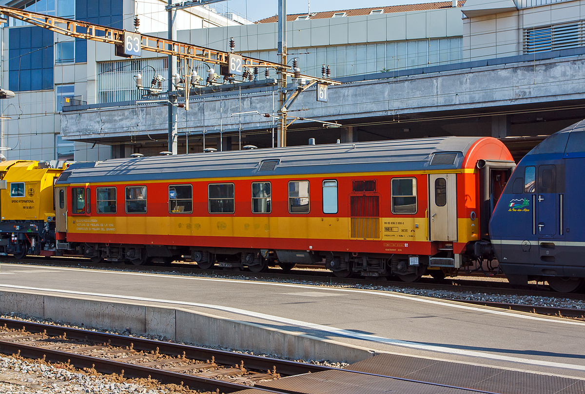 
Der Gleismesswagen 99 85 936 2 000-3 (vermutlich ex SBB X 60 85 99 73 105-6) am 29.05.2012 im Bahnhof Lausanne, im Zugverband eingereiht zwischen der BLS 465 015-6 „La Vue-des-Alpes“  und der SPENO Schienenschleifzug RR 16 MS-11 (99 85 9127 102-3 CH- SPENO).	

Die Schweizerischen Bundesbahnen setzten landesweit diesen von der Schweizer Firma MATISA Matériel Industriel S.A. hergestellten Gleismesswagen für die jährliche Überprüfung des Schienennetzes ein. Für die Messungen ist ein zweiachsiges Messfahrgestell in der Mitte des Wagens angebracht. Auffällig ist neben der Einstiegstür (links im Bild) das vorgesetzte Fenster, zudem ist eine Wagenfront (hier im Bild schlecht erkennbar) mit einer dreiteiligen Frontscheibe verglast. 

Der Gleismesswagen hat die Immatrikulationsnummer X 60 85 99-73 105-6, ist 45 Tonnen schwer und hat einen Drehzapfenstand von 12.500 mm, seine Länge über Puffer beträgt 19.900 mm. Für die Messungen ist ein zweiachsiges Messfahrgestell in der Mitte des Wagens angebracht.

TECHNISCHE DATEN:
Spurweite: 1.435 mm (Normalspur)
Anzahl der Achsen: 6 (in 3 Drehgestellen)
Länge über Puffer: 19.900 mm
Drehzapfenabstand: 2 x 6.250 = 12.500 mm
Eigengewicht: 45.000 kg
Zul. Geschwindigkeit: 160 km/h
Bauart der Bremse: FREIN O-PR

Der Wagen wurde wahrscheinlich durch das  selbstfahrenden Diagnosefahrzeug der SBB Infrastruktur XTmass 99 85 91 60 001-5 abgelöst.

