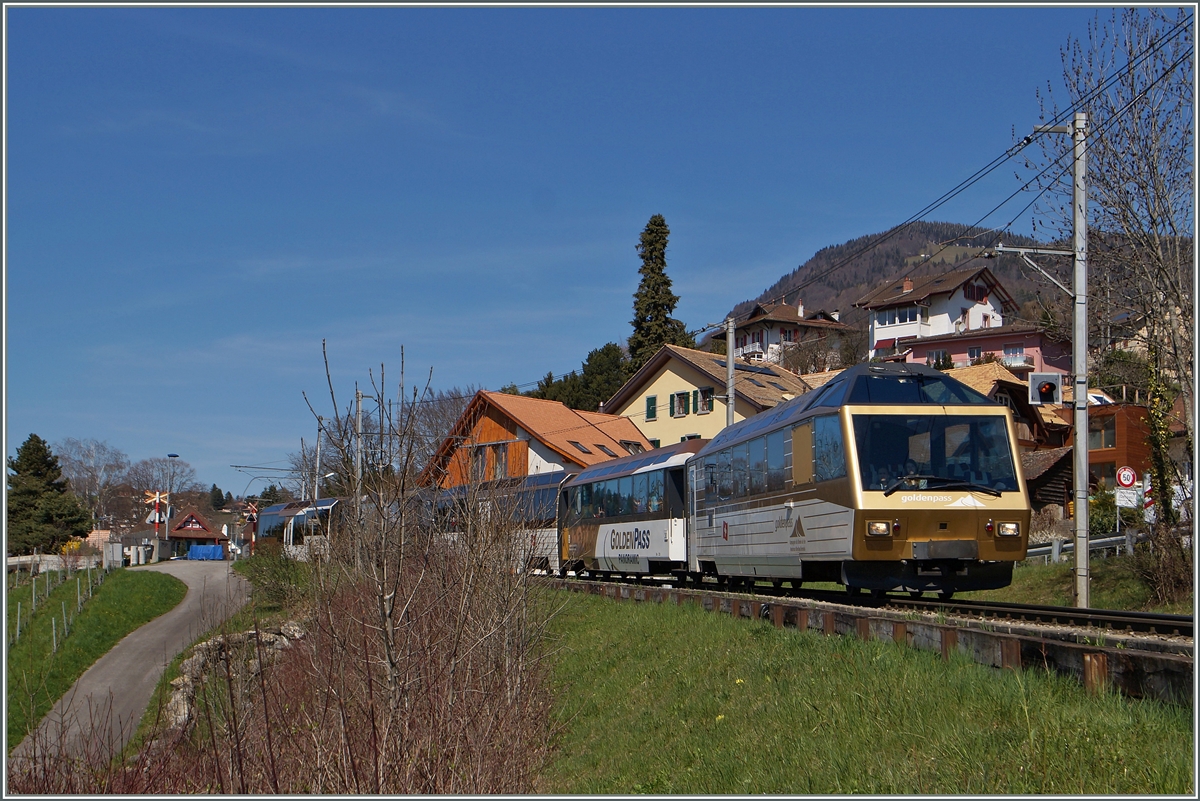 Der Golden Pass Panoramic 2119 von Zweisimmen nach Montreux bei Planchamp.
6. April 2015
 