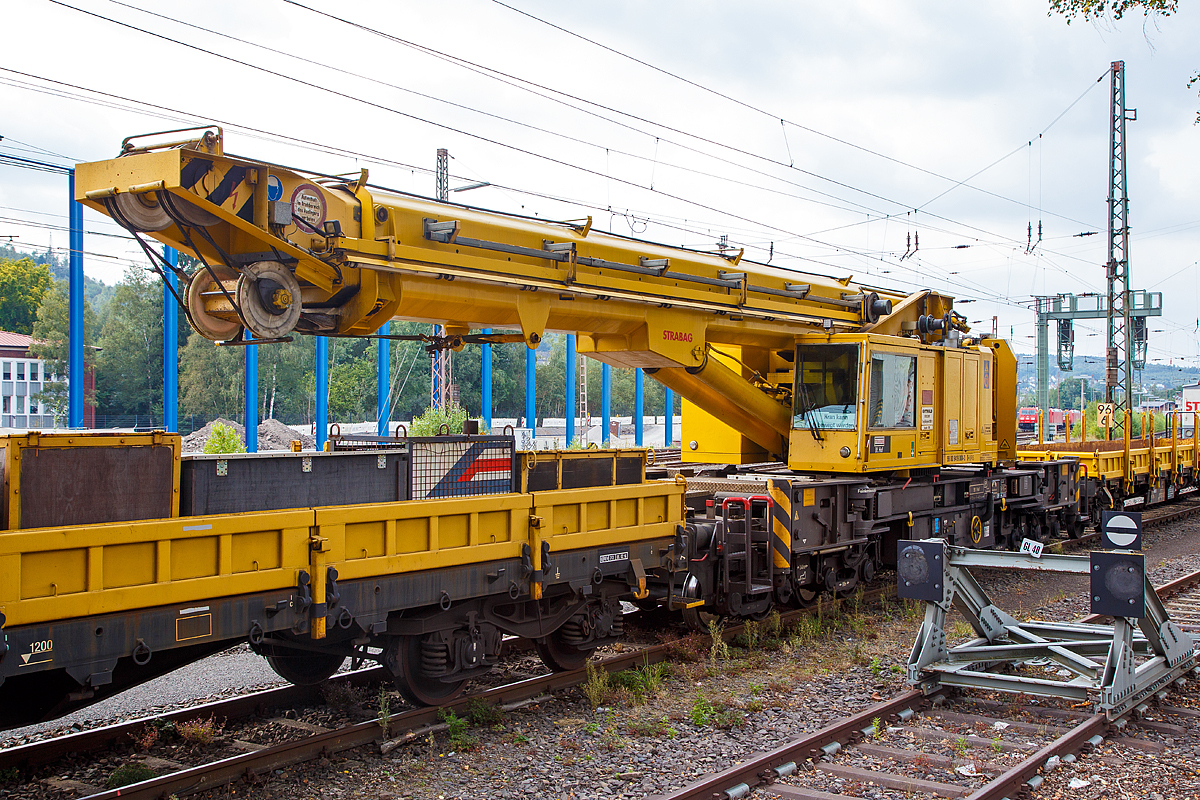 
Der GOTTWALD Gleisbauschienenkran GS 80.08 TT, Schweres Nebenfahrzeug Nr. 99 80 9419 004-3 D-BRS der BMTI Rail Service GmbH (Servicebetrieb der STRABAG SE), ex 97 82 42 503 19-8 STRABAG Rail, ex 60 80 092 3619-1 (Fa. Eichholz GmbH, Lauda), ist am 17.09.2016 in Kreuztal, mit zwei Schutzwagen der Gattung Res und der 203 841-2. abgestellt. 

Der Kran wurde 1991 von Gottwald in Dsseldorf unter der Fabriknummer 146 063 gebaut.

TECHNISCHE DATEN:
Spurweite: 1.435 mm
Anzahl der Achsen: 8 (in 4 Drehgestelle bzw. 2 Doppeldrehgestelle)
Drehzapfenabstand: 8.000 mm
Drehzapfenabstand im Drehgestell 1 und 2: 2.400 mm
Lnger ber Puffer: 13.000 mm (ohne Kranausleger)
Ergebene Achsabstnde in m: 1,1 / 1,2 / 1,1/ 5,6 / 1,1 / 1,2 / 1,1
Raddurchmesser: 730 mm (neu) / 680 mm (abgenutzt)
Eigengewicht: 128 t
Maximale Traglast: 100 t (abgesttzt)  / 80 t (freistehend)
Kleinster befahrbarer Radius: 90 m 
max. Geschwindigkeit im Zugverband: 120 km/h
max. Geschwindigkeit im Eigenantrieb: 20 km/h
Maximale Achslast: 20 t
Zul. Streckenklasse: CS 04 und hher
Motorleistung  190 kW
