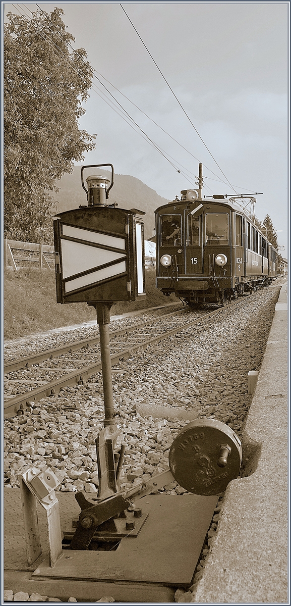 Der historische Martigny - Chatelard (MC) BCFe 4/4 N 15 mit dem BFZt4 75 erreicht als Gastzug des Blonay - Chamby Themenveranstaltung  Le Valais en fte sur la BC  den Bahnhof Blonay. 
(Bearbeitetes, altes Sepia-Bild) 
26. Sept. 2009