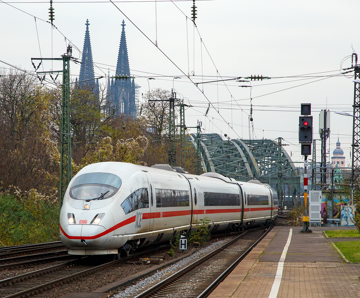 
Der ICE 3  Oberhausen  Tz 307 (93 80 5403 507-7 D-DB) der DB Fernverkehr AG verlässt am 26.11.2016 in Köln die Hohenzollernbrücke und fährt nun (ohne Halt) durch den Bahnhof Köln Messe/Deutz. 

Der 200 m lange achtteilige Triebzug ist aus der 1. Bauserie und wurde 2000 von ABB Daimler-Benz Transportation GmbH (Adtranz) in Nürnberg unter der Fabriknummer 174596 gebaut. 

Liebe Grüße an den netten Tf und die netten Tf´s von morgen zurück.