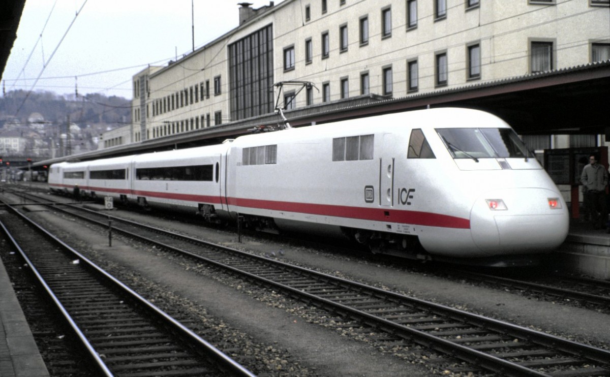 Der ICE (Intercity-Experimental) 410 001-2 und 410002-0 bei der Prsentation in Ulm am 12.12.1985. (Diascan)