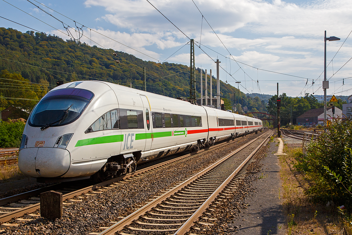 
Der ICE T  (BR 411) Tz 1166  Bingen am Rhein  (411 066-4 / 411 566-3) fährt am 23.09.2020, als ICE 1578 (Frankfurt (Main) -  Stralsund Hbf) in den Bahnhof Marburg (Lahn) ein.