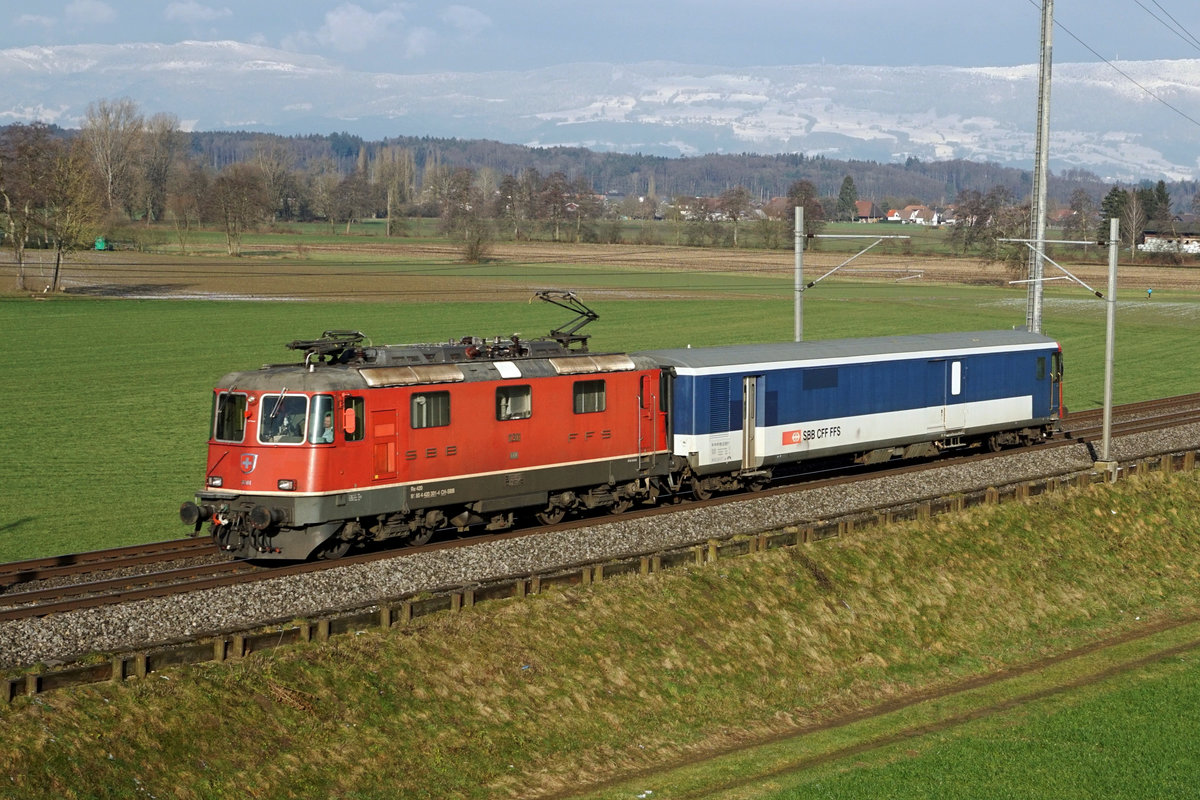 Der Jail Train der SBB mit der Re 420 301-4 bei Bollodingen auf der Fahrt von Zürich nach Bern am 8. Januar 2021.
Foto: Walter Ruetsch