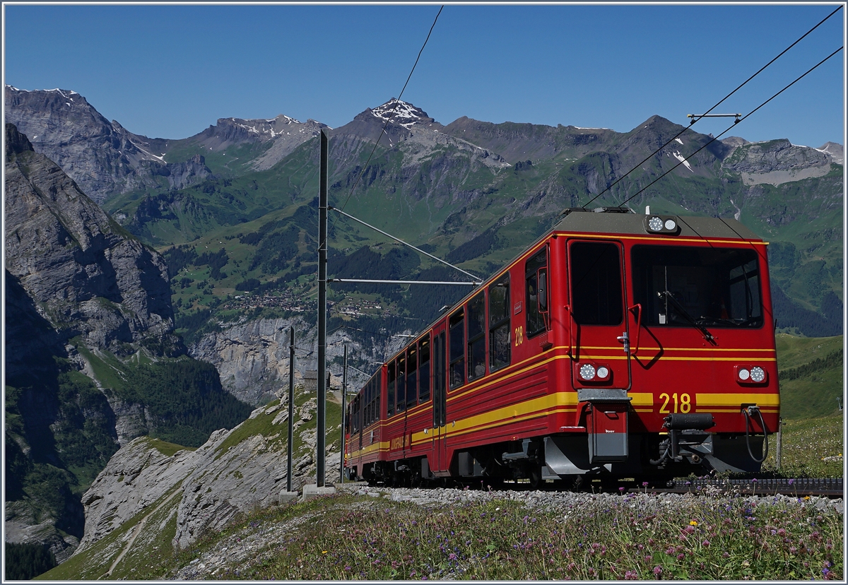 Der Jungfraubahn JB BDhe 4/8 2/4 218 und ein weiterer auf Bergfahrt kurz vor der Station Eigergletscher.
8. August 2016