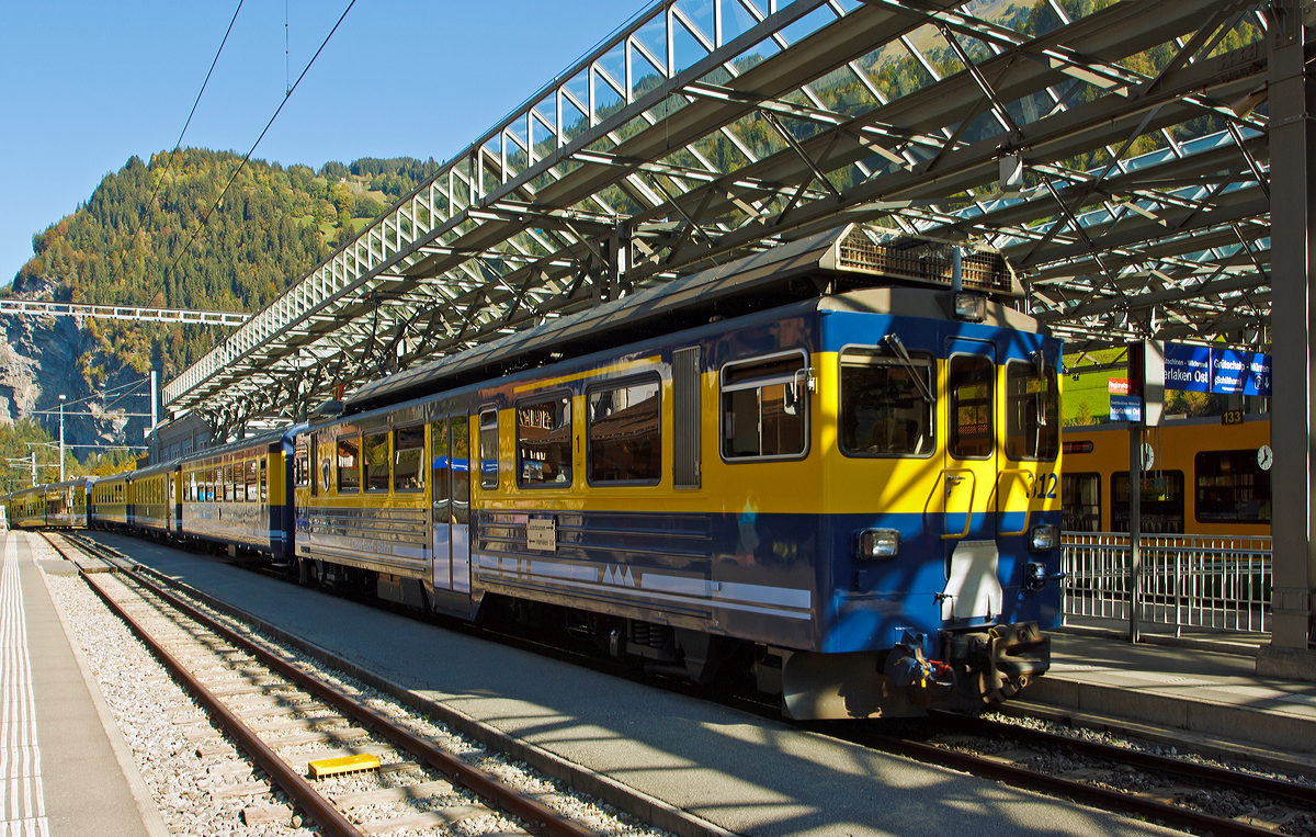 
Der lange BOB-Zug (Berner Oberland-Bahn) verlsst den Bahnhof Lauterbrunnen in Richtung Interlaken Ost am 02.10.2011. Am Ende der Triebwagen ABeh 4/4 Nr. 312   Interlaken .