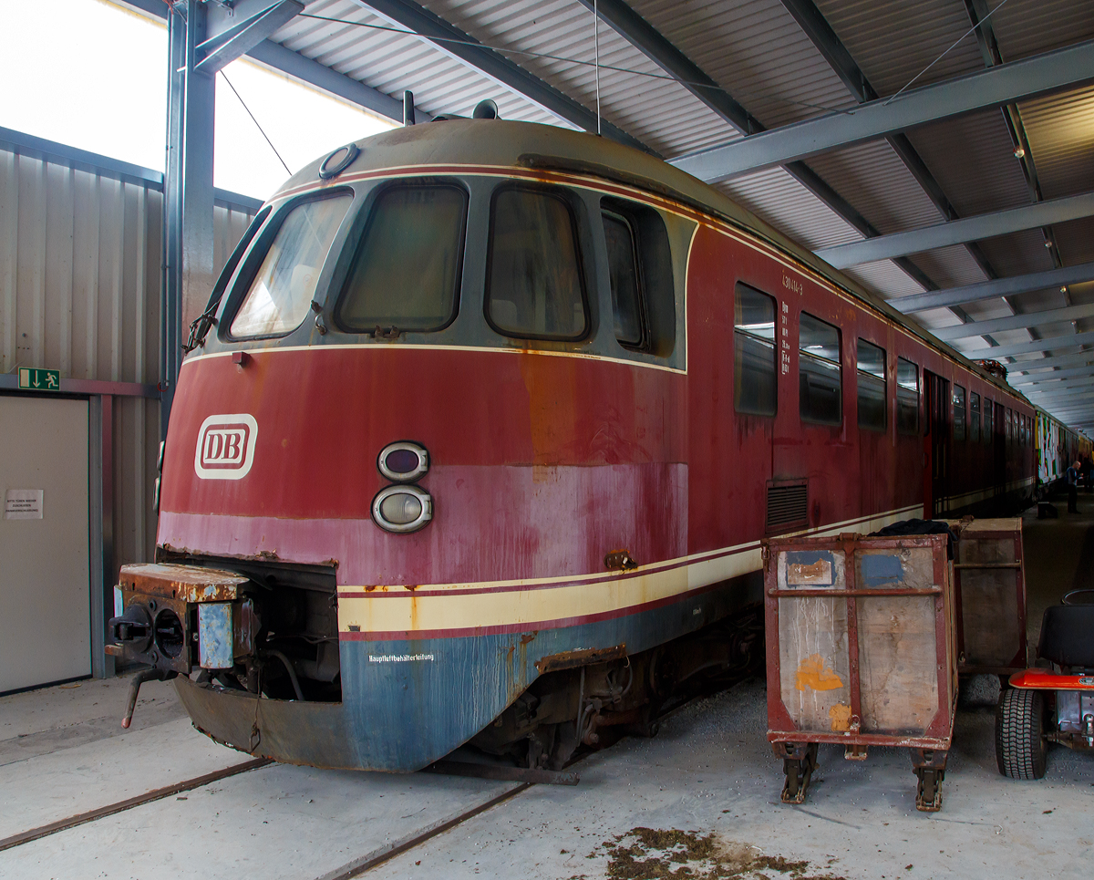 
Der letzte erhaltene Triebkopf seiner Gattung...Der ET 30 Triebkopf 430 414-4 (Bym) am 09.09.2017 in der SVG Eisenbahn-Erlebniswelt Horb. Von der einstigen vierteilige Garnitur (ET 30 014) mit Sonder-Barwagen, die zehn Jahre lang als Exponat des DB Museums in Koblenz hinter stellt war, ist nur noch dieser Triebkopf 430 414-4 übrig. Da die Substanz der Einheit 1996 schon so schlecht war, wurden der Triebkopf 430 014, sowie die zwei Mittelwagen zerlegt. Erhalten blieb nur der Triebkopf 430 414-4.

Die Elektrotriebwagen der DB-Baureihe ET 30 (ab 1968 DB-Baureihe 430) wurden für den Nahschnellverkehr im Ruhrgebiet konzipiert. Sie bestanden aus zwei Triebwagen und meist einem kurzgekuppelten Mittelwagen, die durch Wagenübergänge mit Gummiwülsten verbunden waren. Es konnten auch zwei Mittelwagen mitgeführt werden. Der Zug führte die erste und zweite Wagenklasse. Eingestellt wurden die Fahrzeuge unter der Baureihenbezeichnung ET 30 (Triebwagen) bzw. EM 30 (Mittelwagen). Konstruktiv bauten die Triebwagen auf der 1952 entwickelten Baureihe ET 56 (später BR 456) auf, verfügten aber über wesentlich mehr Antriebsleistung.

Die Hersteller der Triebzüge waren Waggonfabrik Uerdingen, MAN, Fuchs, Westwaggon und WMD, die Drehgestelle lieferte Wegmann und die elektrische Ausrüstung kam von SSW, AEG sowie BBC.

TECHNISCHE DATEN:
Gebaute Anzahl: 24
Baujahr:  1956
Spurweite: 	1.435 mm (Normalspur)
Achsformel:  Bo'2'+2'2'+2'Bo' (Dreiteiliger Triebzug)
Länge über Kupplung:  80.360 mm (Dreiteiliger Triebzug)
Höhe: 3.900 mm
Breite: 2.814 mm
Drehzapfenabstand: 	19.000 mm
Höchstgeschwindigkeit:  120 km/h
Stundenleistung:  4×440 kW = 1.760 kW
Dauerleistung: 	4×400 kW = 1.600 kW
Beschleunigung:  0,7 m/s2
Treibraddurchmesser: 	1.100 mm
Laufraddurchmesser: 	950 mm
Stromsystem: 	15 kV 16,67 Hz ~
