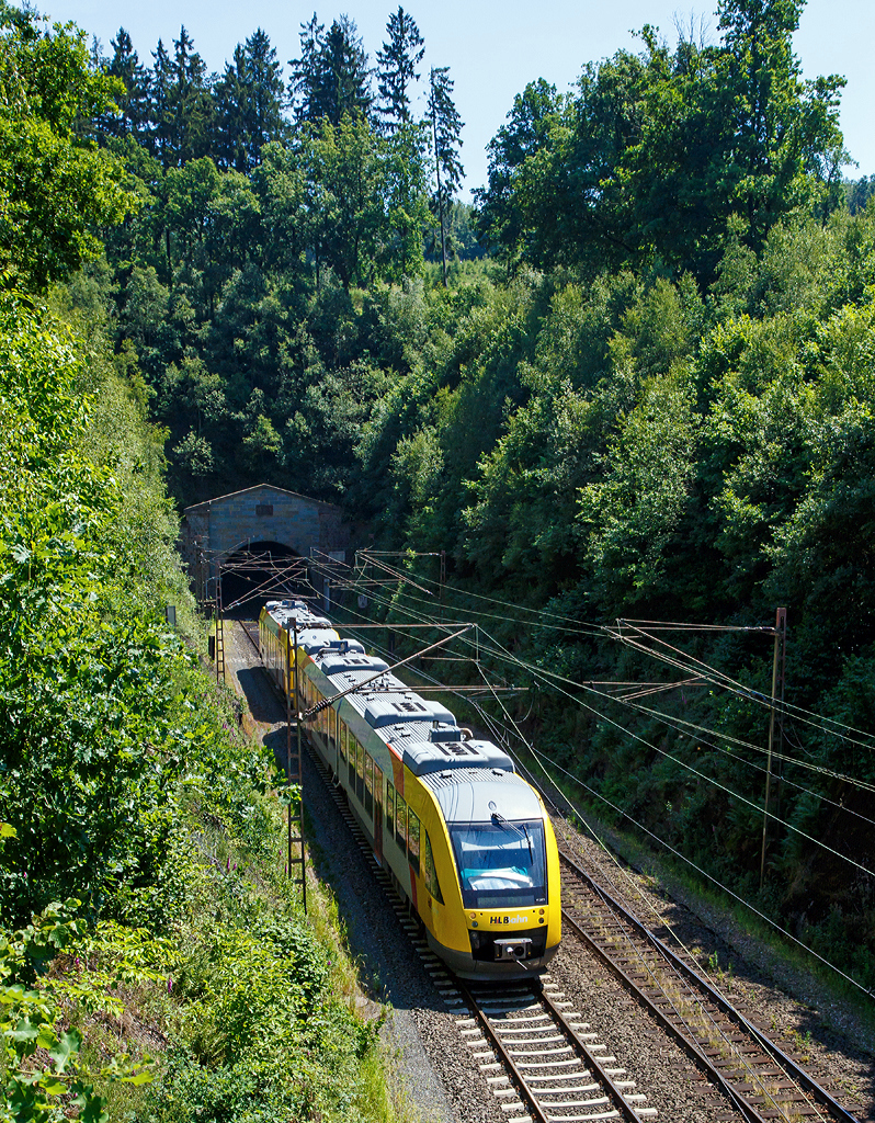 
Der LINT 68 ;-) der HLB (Hessischen Landesbahn) hat gerade (am 02.07.2015) den 2.652m langen Rudersdorfer Tunnel verlassen und fährt als RB 95   Sieg-Dill.Bahn  Dillenburg - Siegen - Au/Sieg in Richtung Siegen, nächster Halt ist Rudersdorf/Kr. Siegen (Wilnsdorf-Rudersdorf).
Es sind dies der VT 267  (95 80 0648 167-4 D-HEB / 95 80 0648 667-3 D-HEB) ein Alstom Coradia LINT 41 gekuppelt mit dem VT 203 (95 80 0640 103-7 D-HEB) ein Alstom Coradia LINT 27.