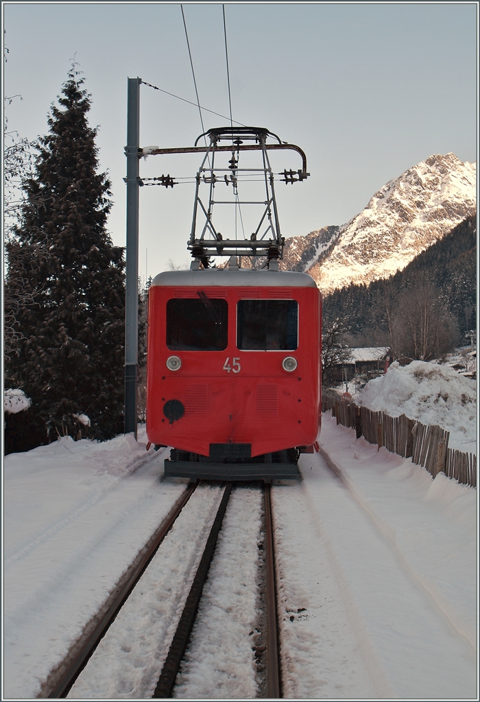 Der  Mer de Glaces  Triebwagen N° 45 auf Bergfahrt gleich nach Chamonix. 
10. Feb.- 2015